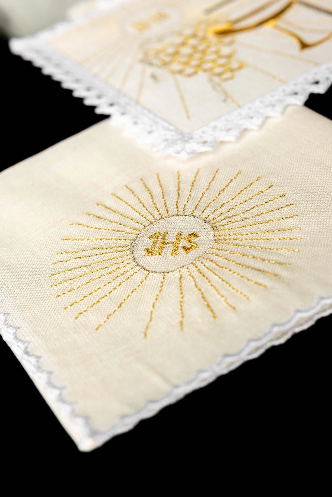 Embroidered altar linens set with Eucharistic motifs - Image 5