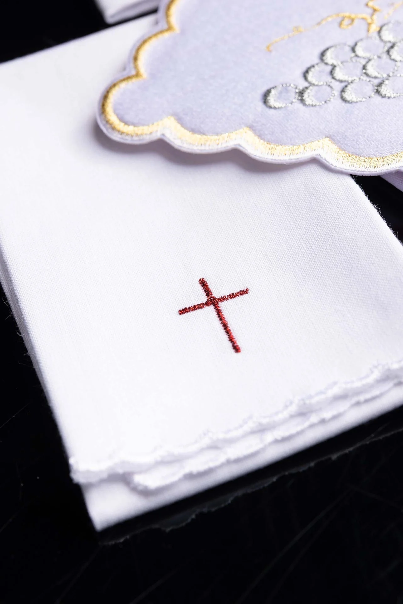 Embroidered chalice linens set with a chalice symbol and grapes - Image 5