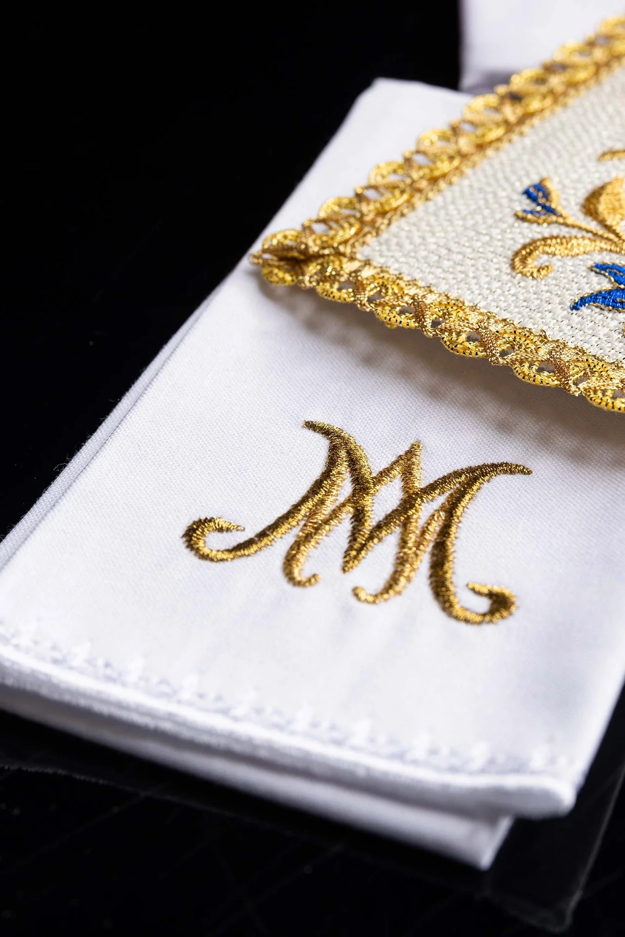 Embroidered chalice linens set with a Marian symbol - Image 5