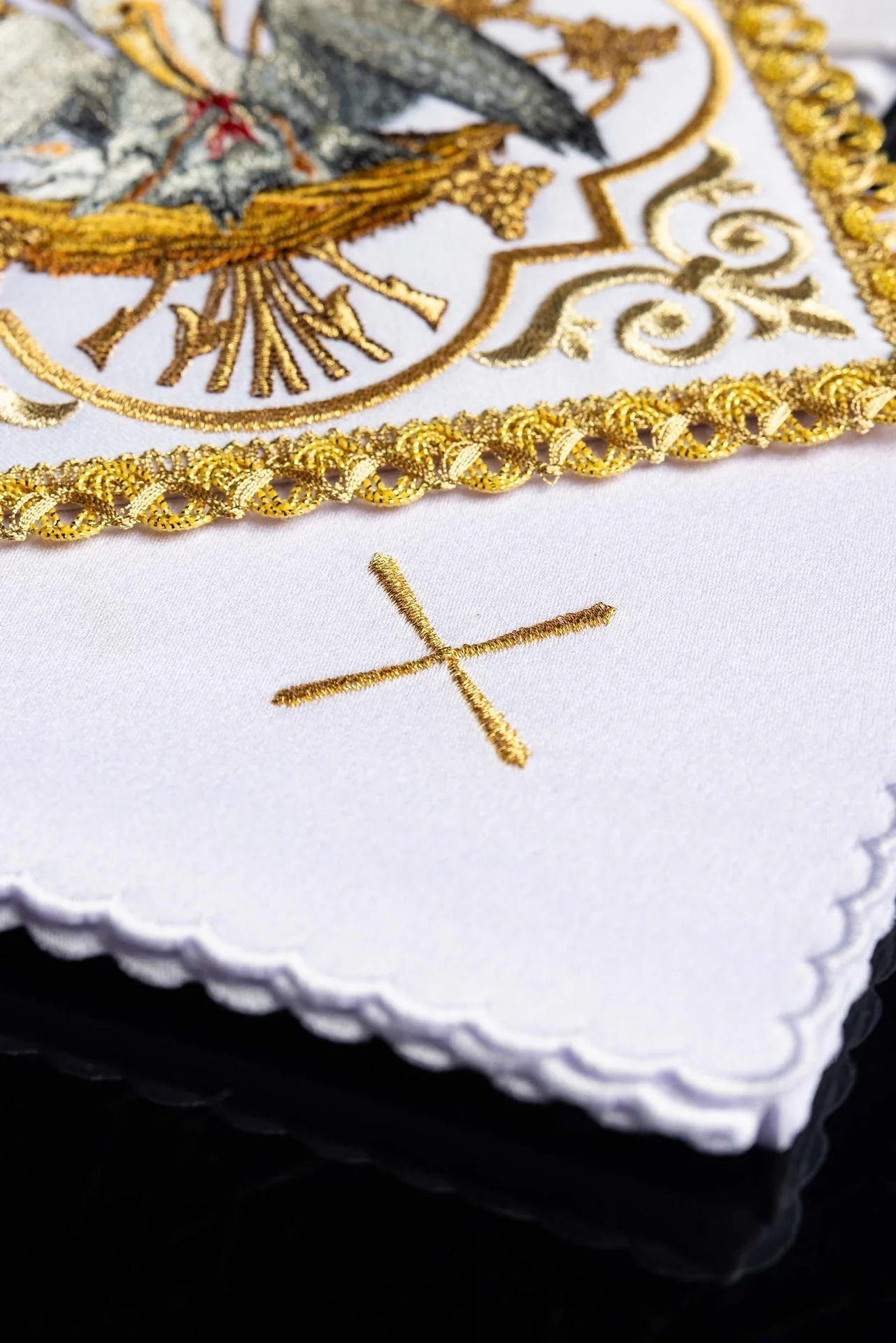 Embroidered chalice linens set with a pelican motif - Image 3