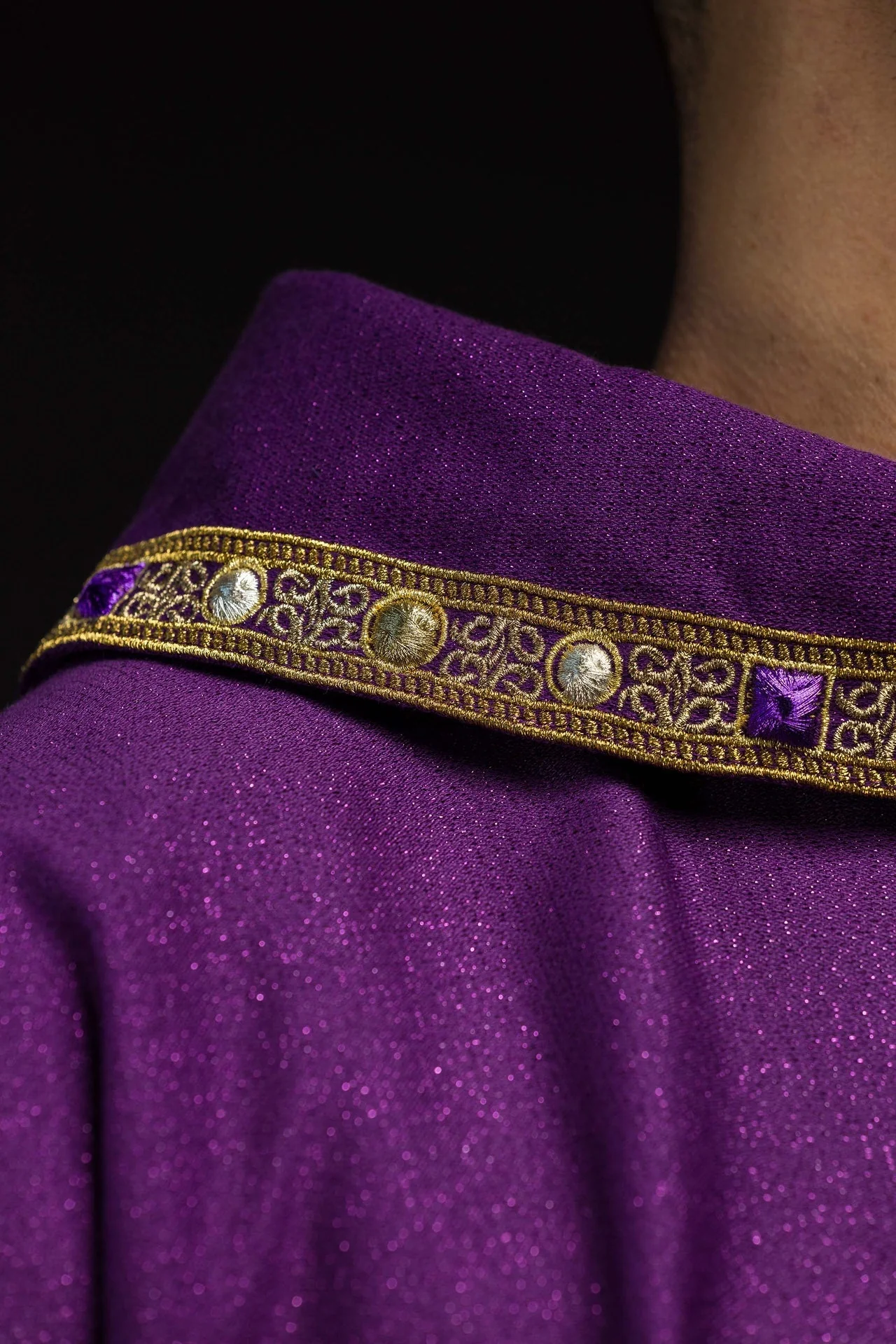 Embroidered Chasuble for Advent Made of Shiny Fabric - Image 6
