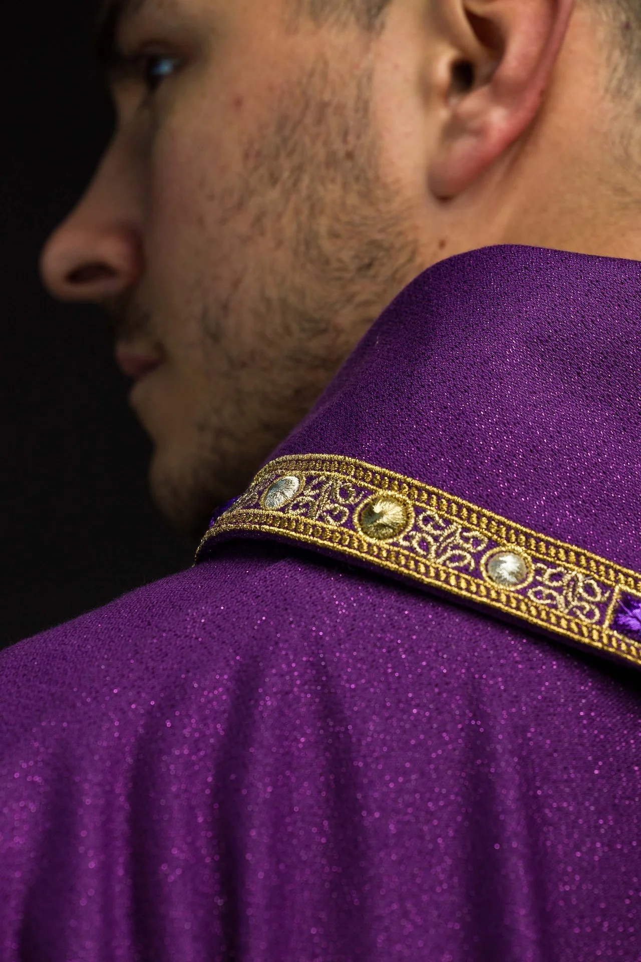 Embroidered Chasuble for Advent Made of Shiny Fabric - Image 7
