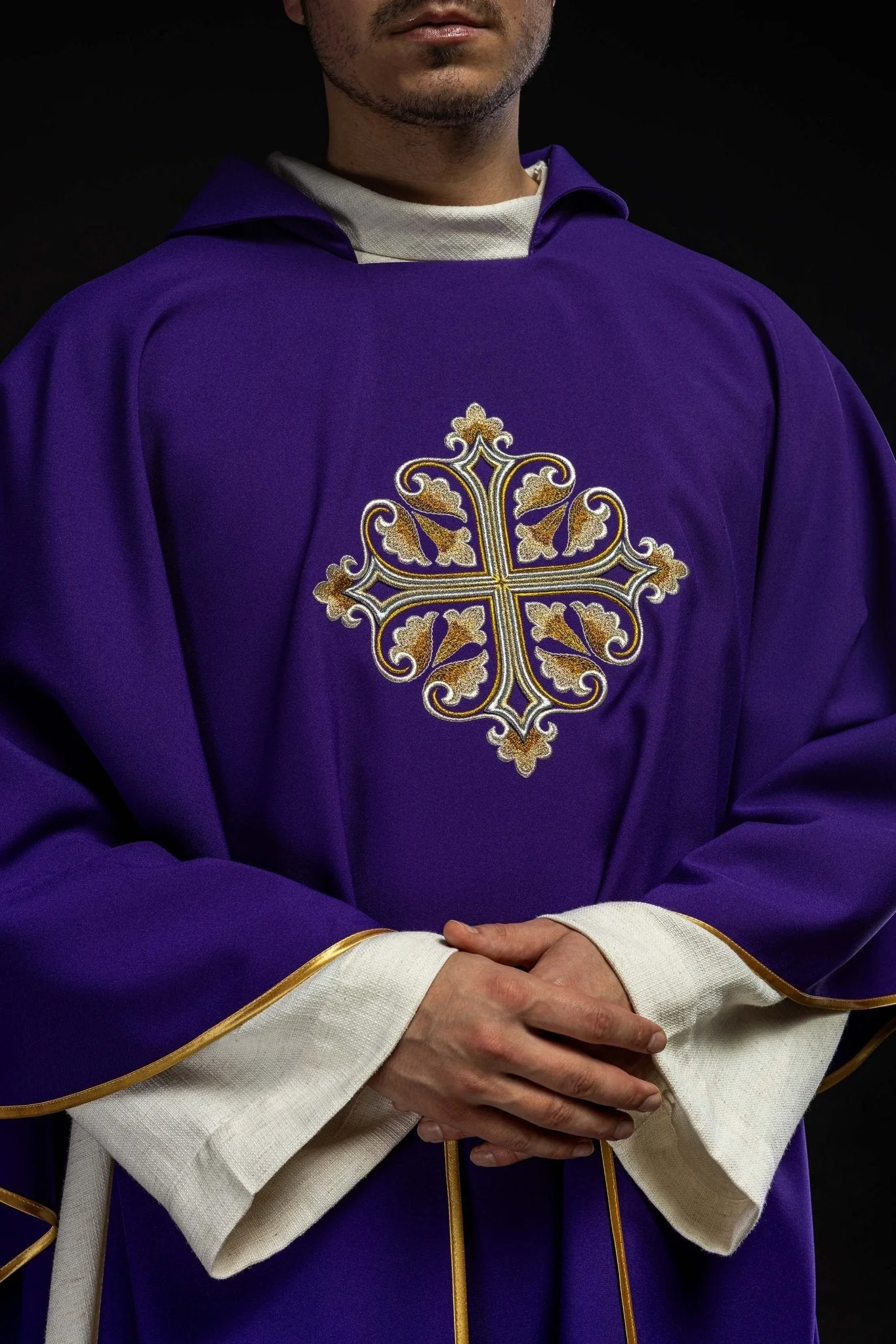 Embroidered chasuble with a decorated cross and wide collar, purple - Image 3