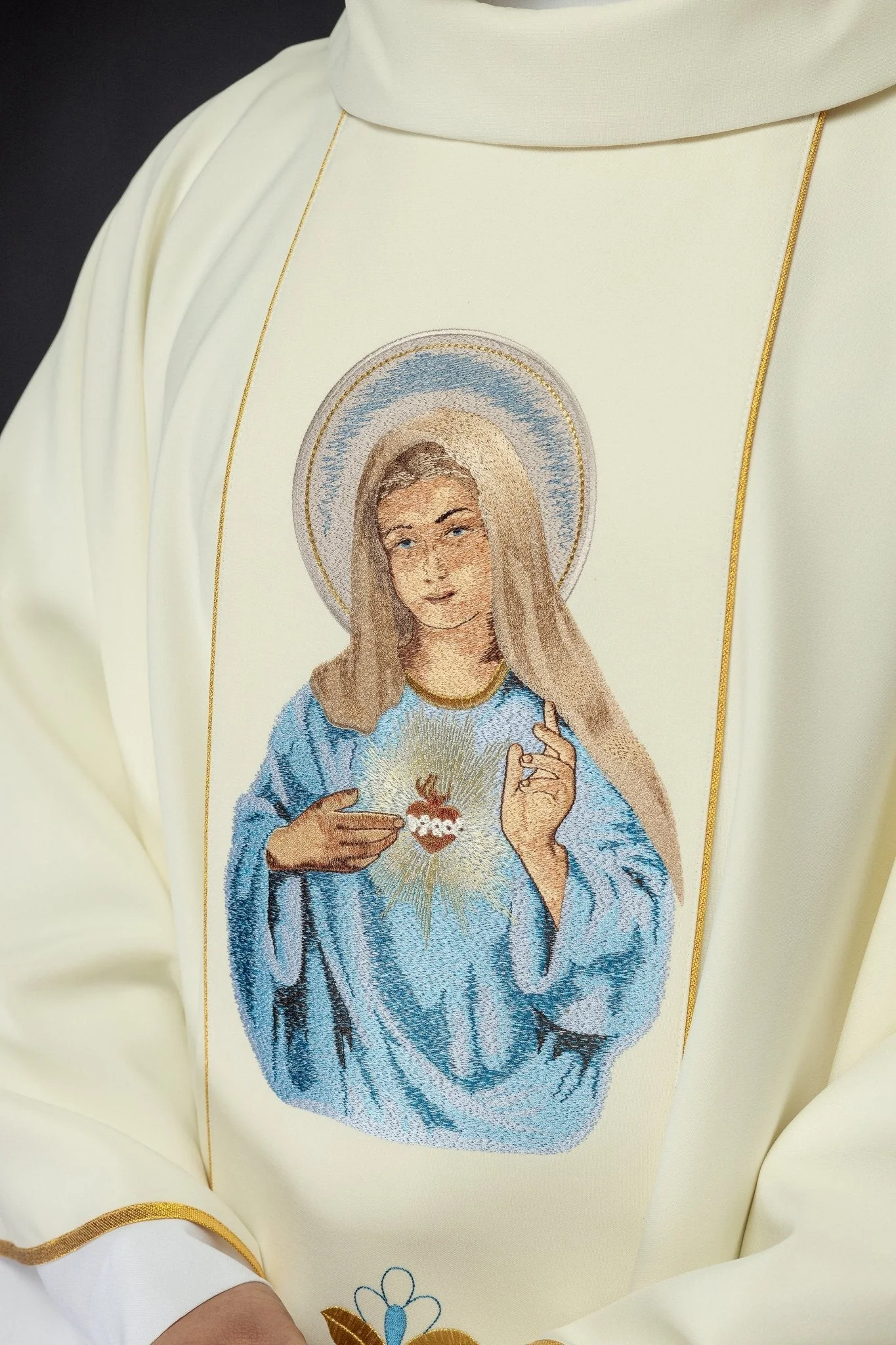 Embroidered chasuble with an image of the Heart of Mary - Image 3