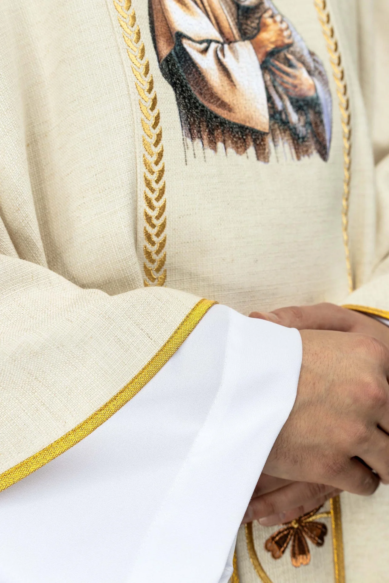 Embroidered chasuble with bands and the image of Jesus the Good Shepherd with a lamb in ecru - Image 5