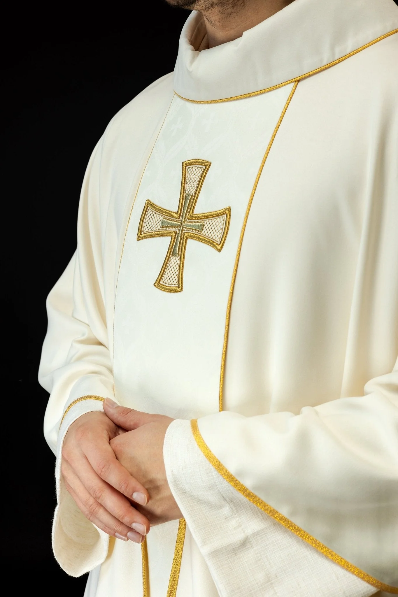 Embroidered chasuble with belt and cross - Image 3