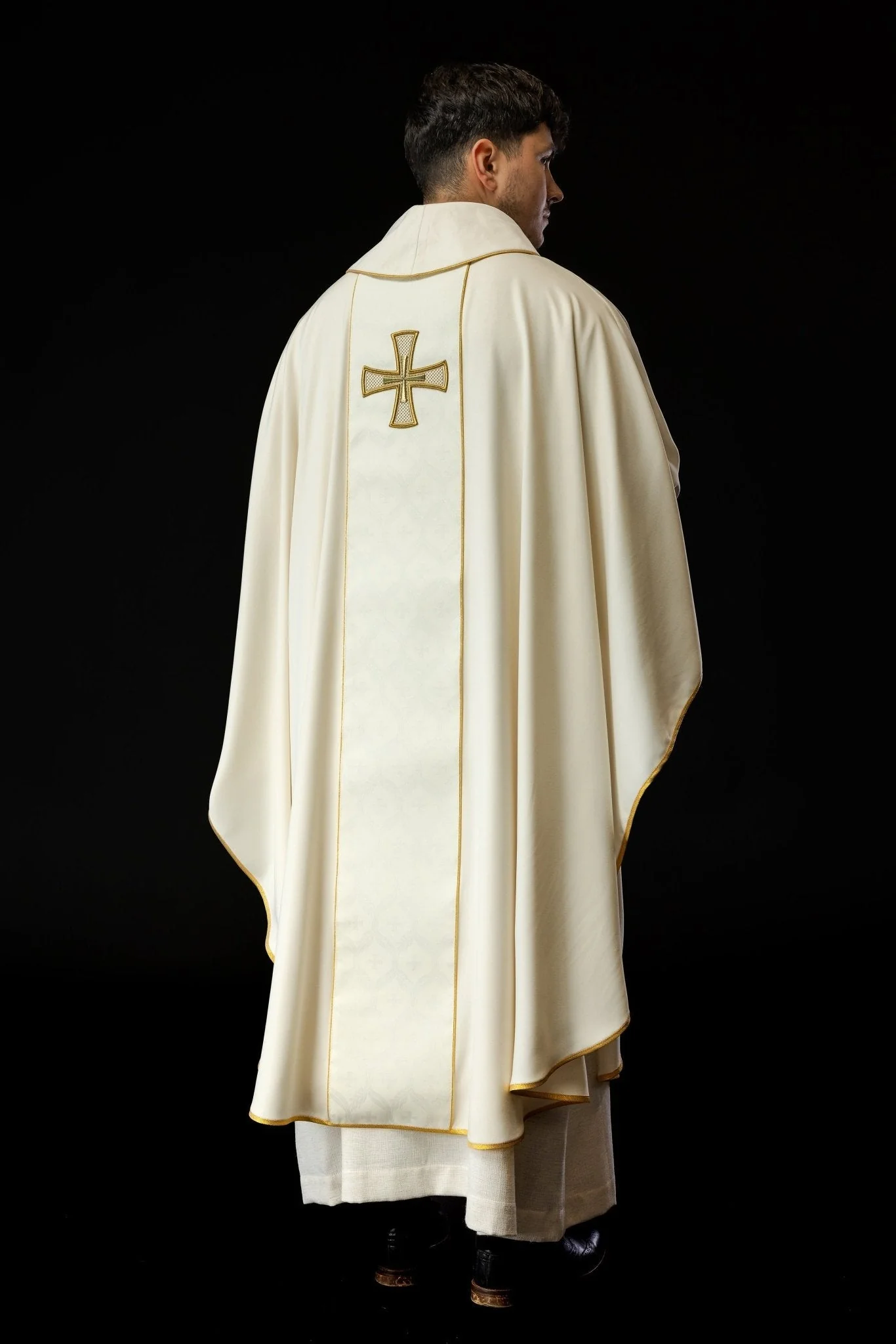 Embroidered chasuble with belt and cross - Image 6