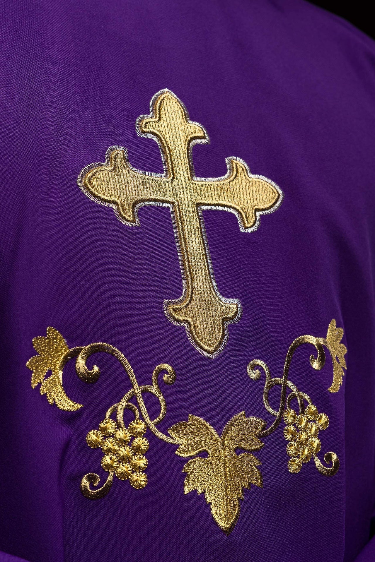Embroidered chasuble with cross symbol and wide collar purple - Image 3