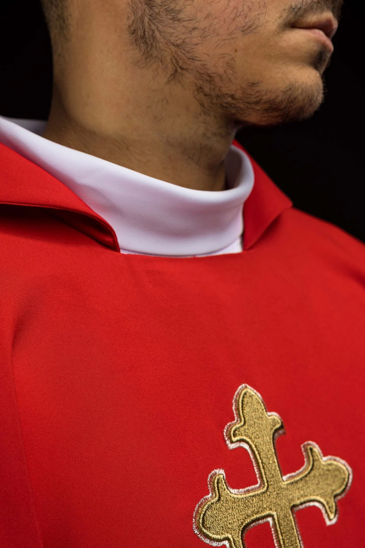 Embroidered chasuble with cross symbol and wide collar red - Image 4