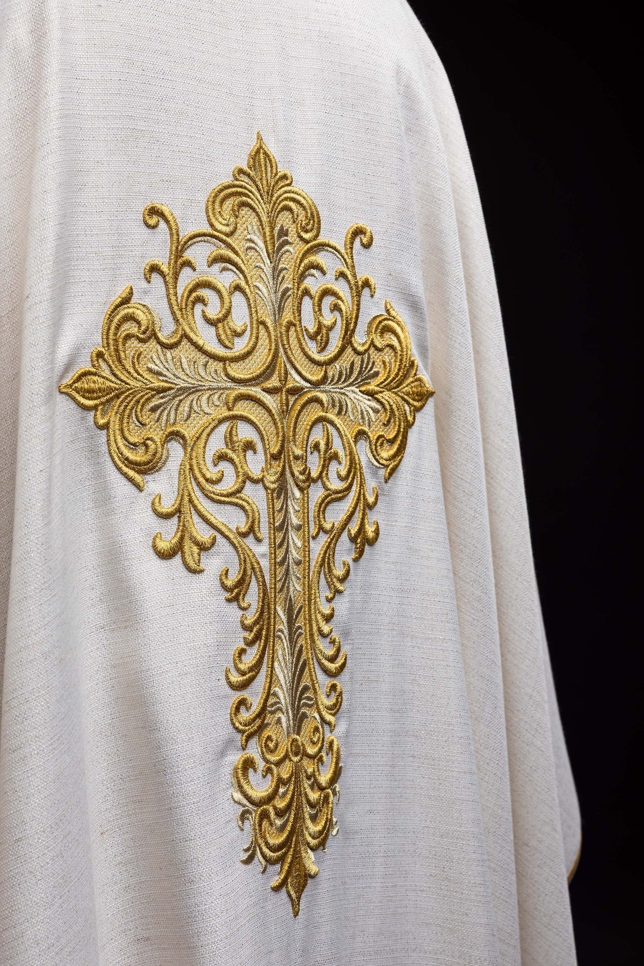 Embroidered chasuble with the image of Jesus the Merciful ecru - Image 6