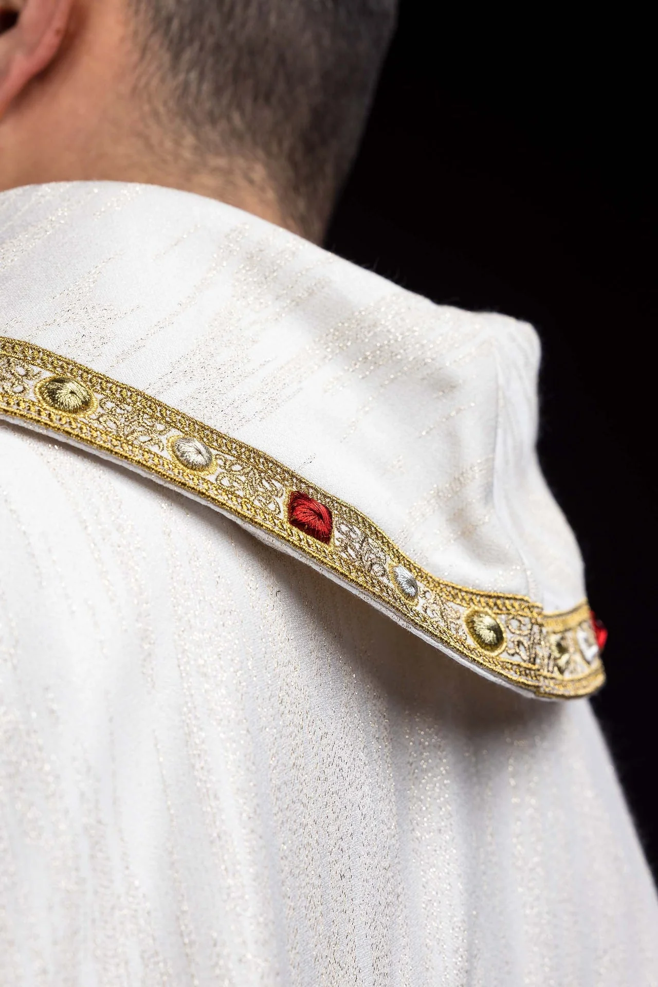 Embroidered chasuble with the image of the Three Hearts - Image 6