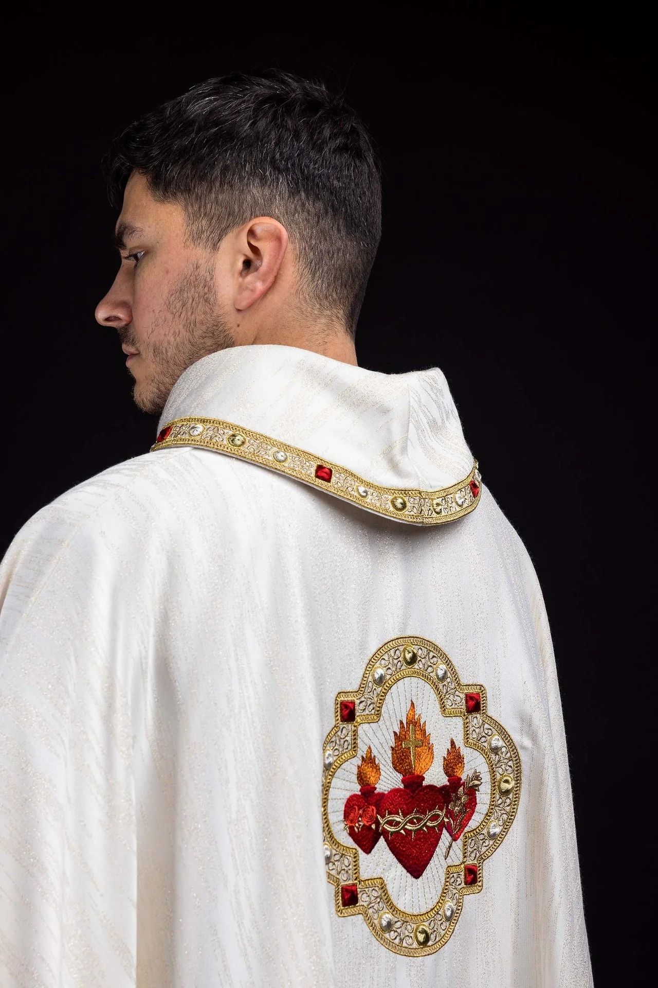Embroidered chasuble with the image of the Three Hearts - Image 7