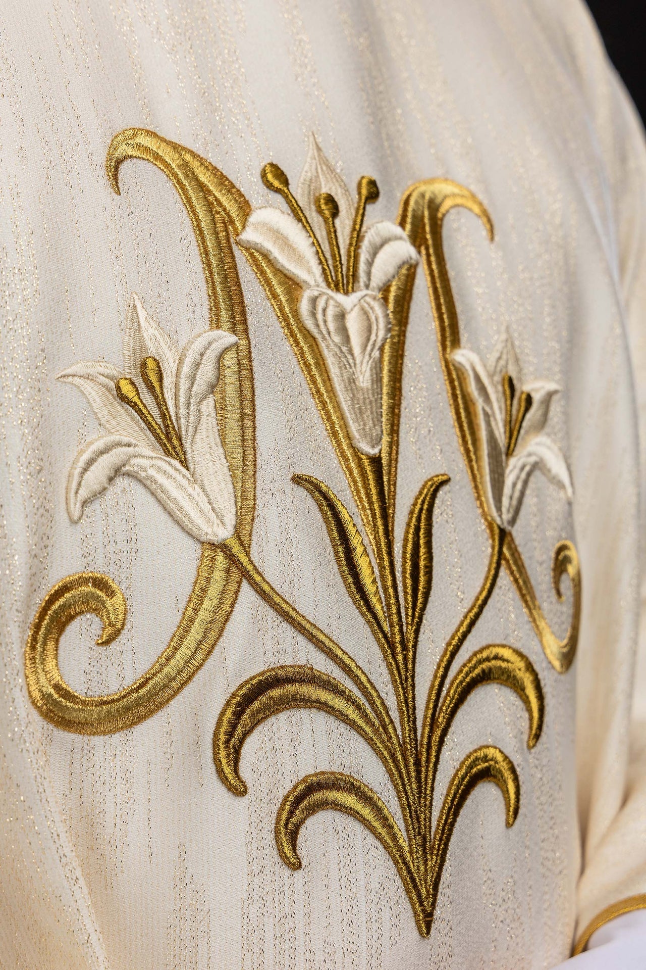 Embroidered ecru chasuble with a Marian motif - Image 3