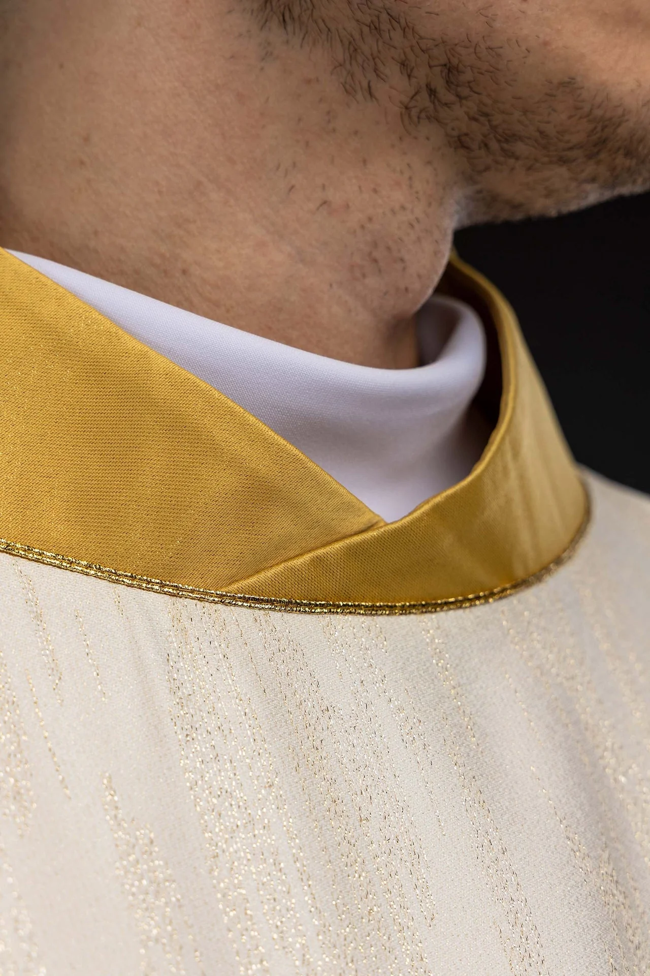 Embroidered ecru chasuble with a Marian motif - Image 5