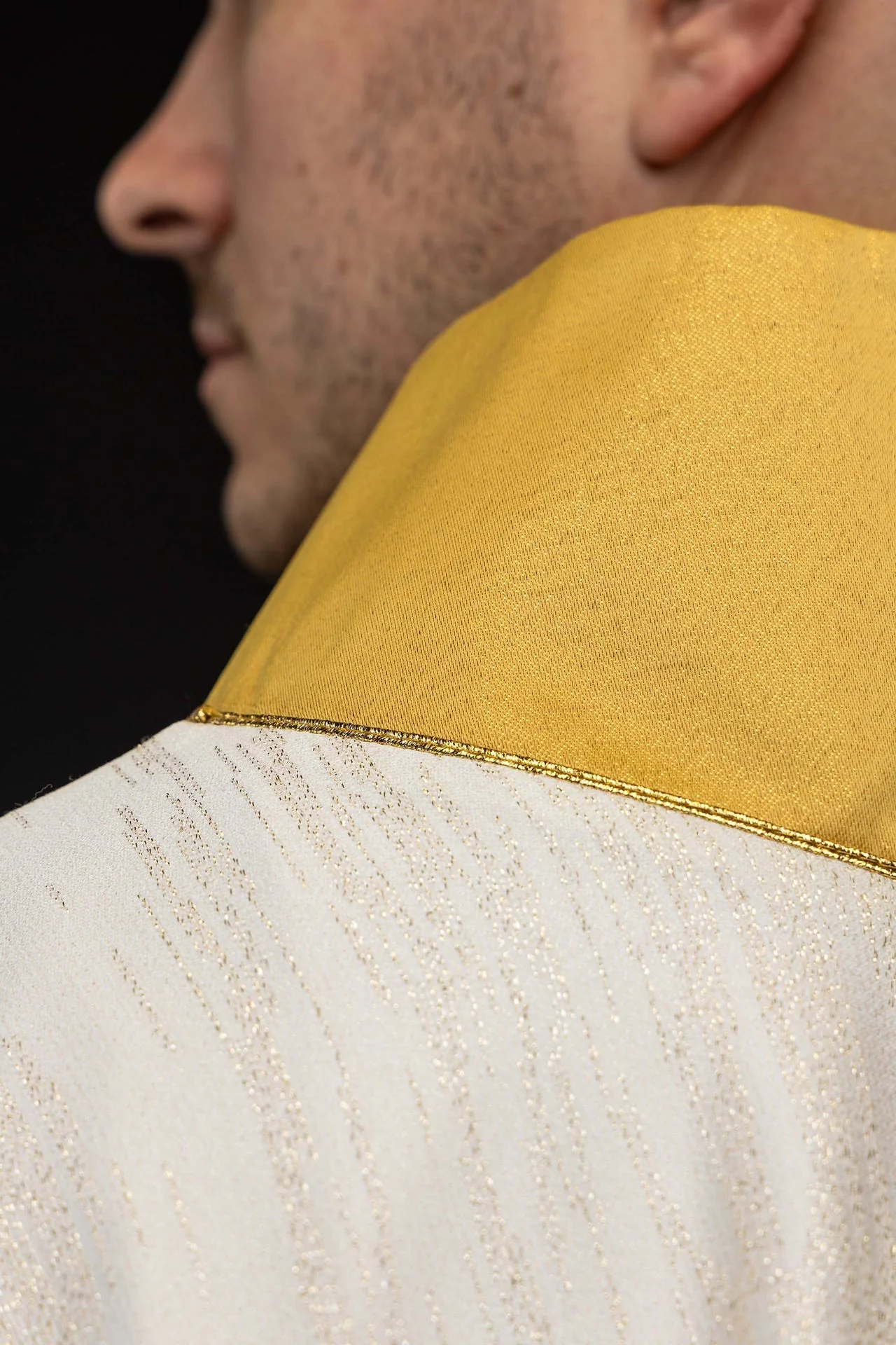 Embroidered ecru chasuble with a Marian motif - Image 6
