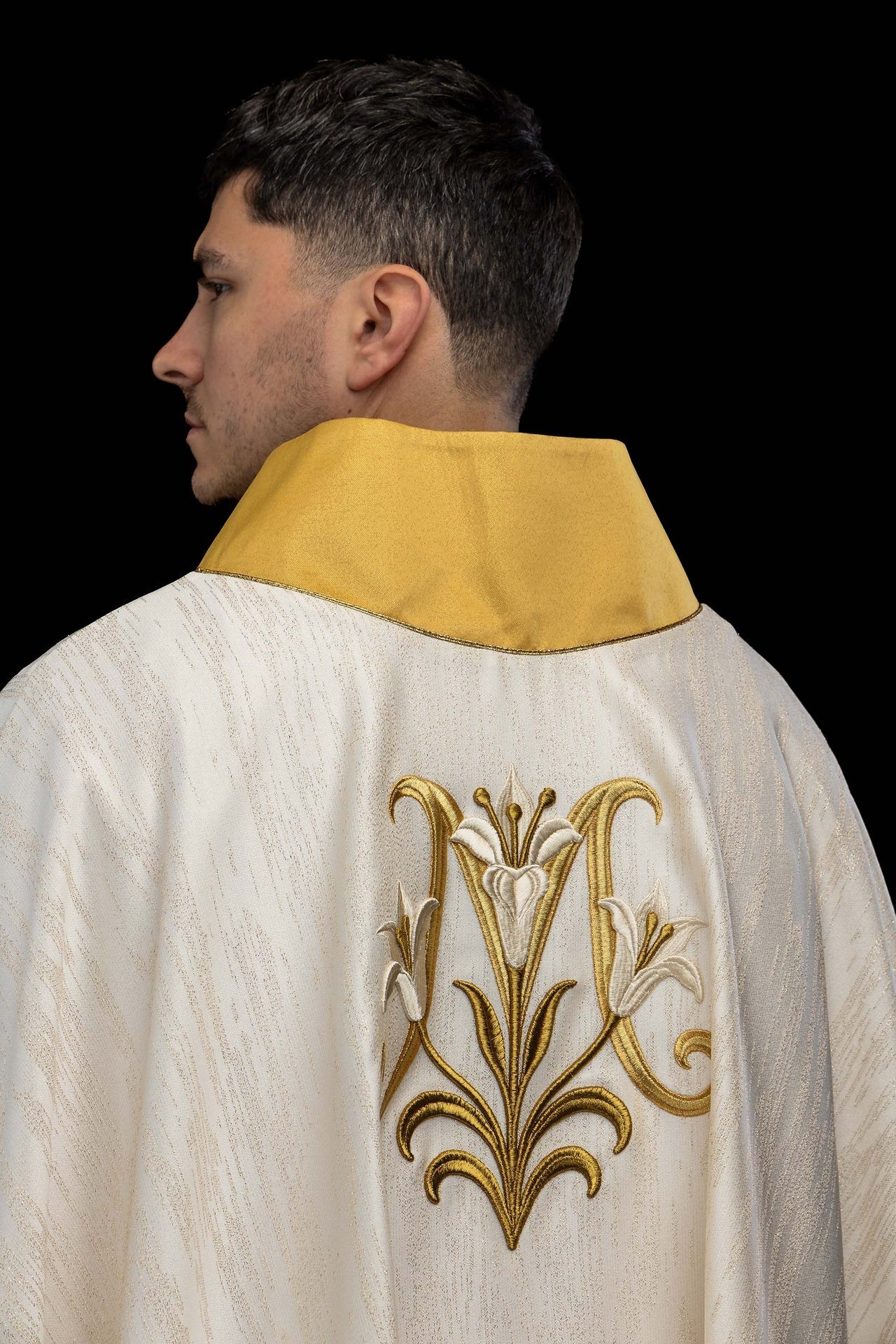 Embroidered ecru chasuble with a Marian motif - Image 7