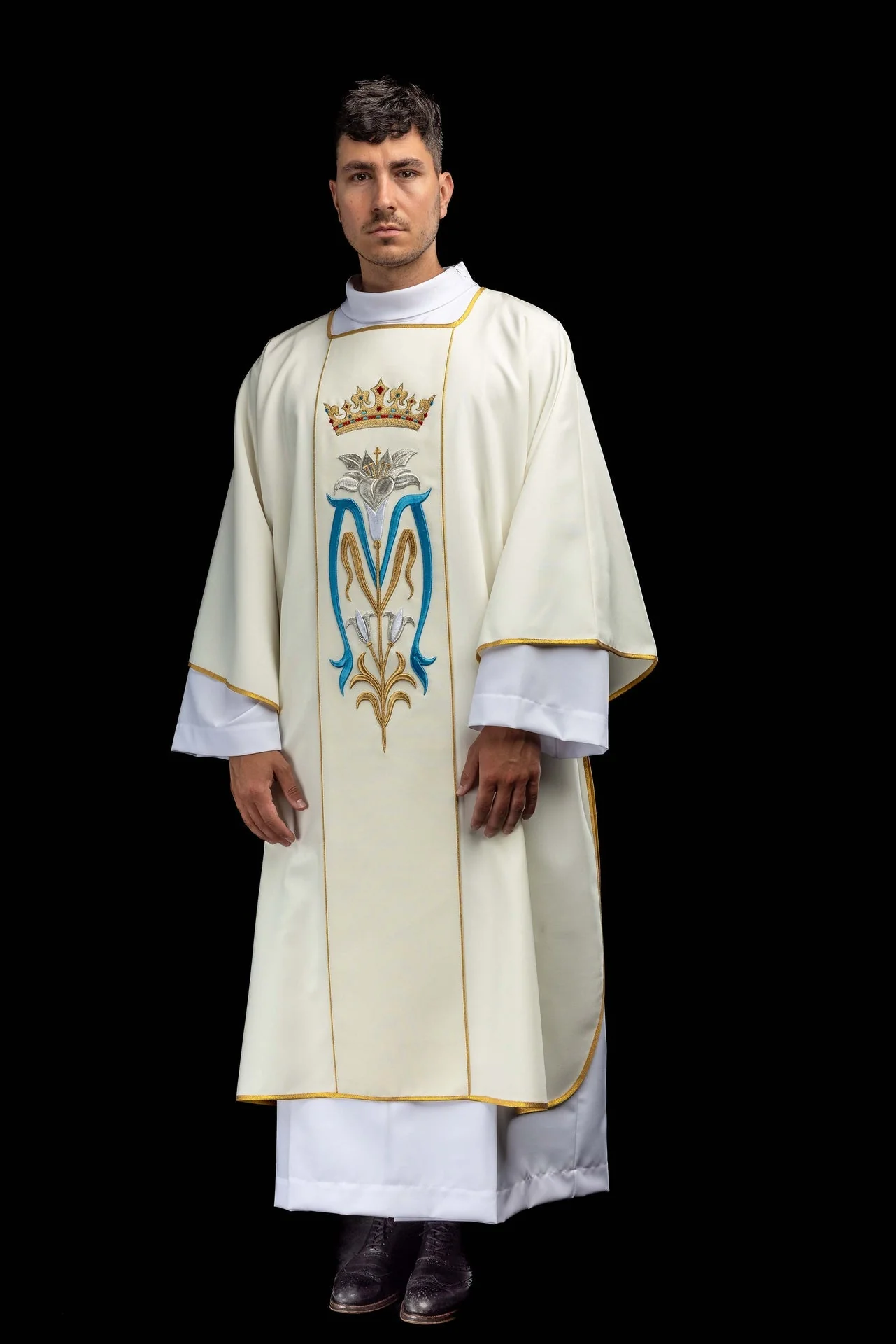 Embroidered ecru dalmatic with a Marian symbol - Image 2