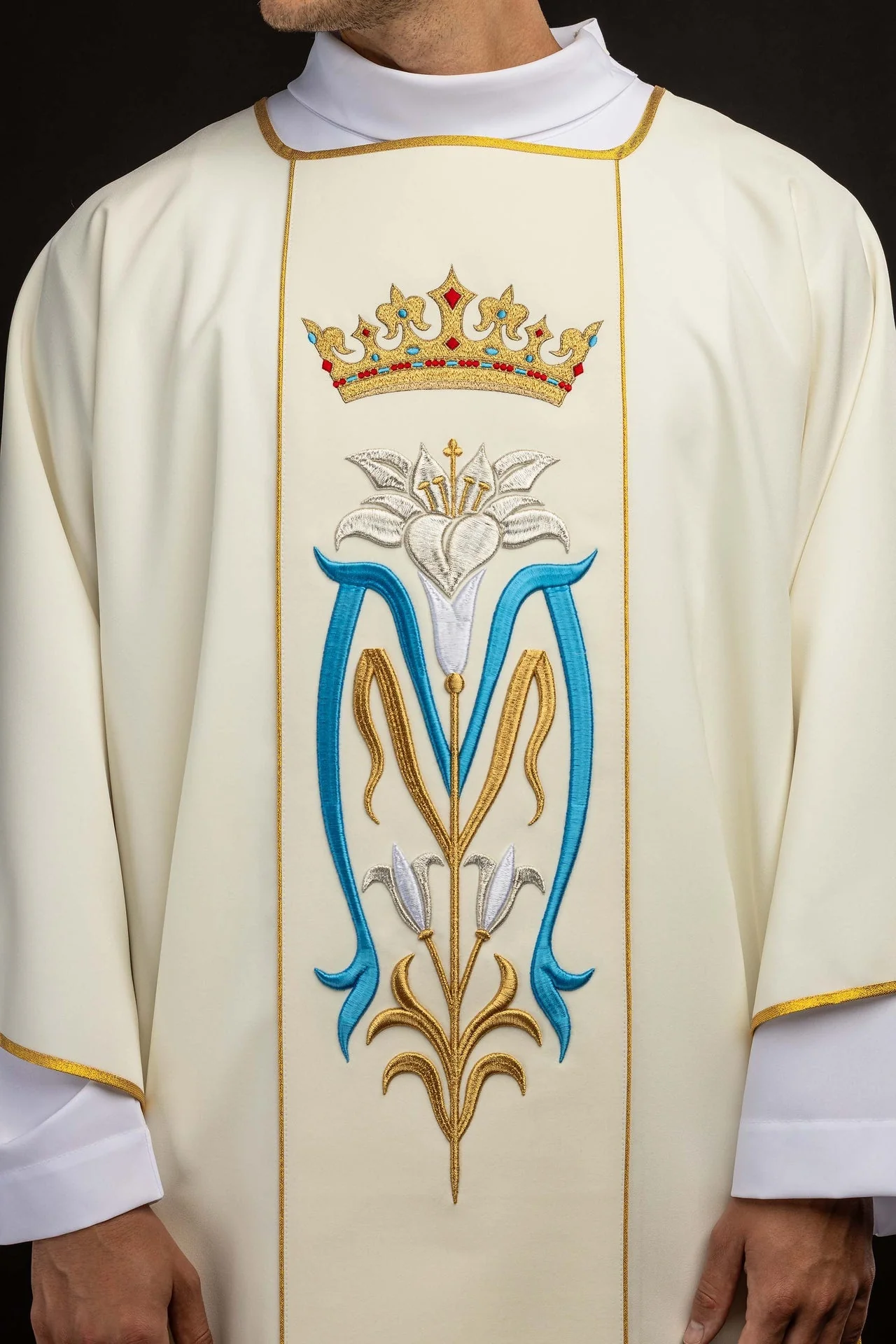 Embroidered ecru dalmatic with a Marian symbol - Image 3