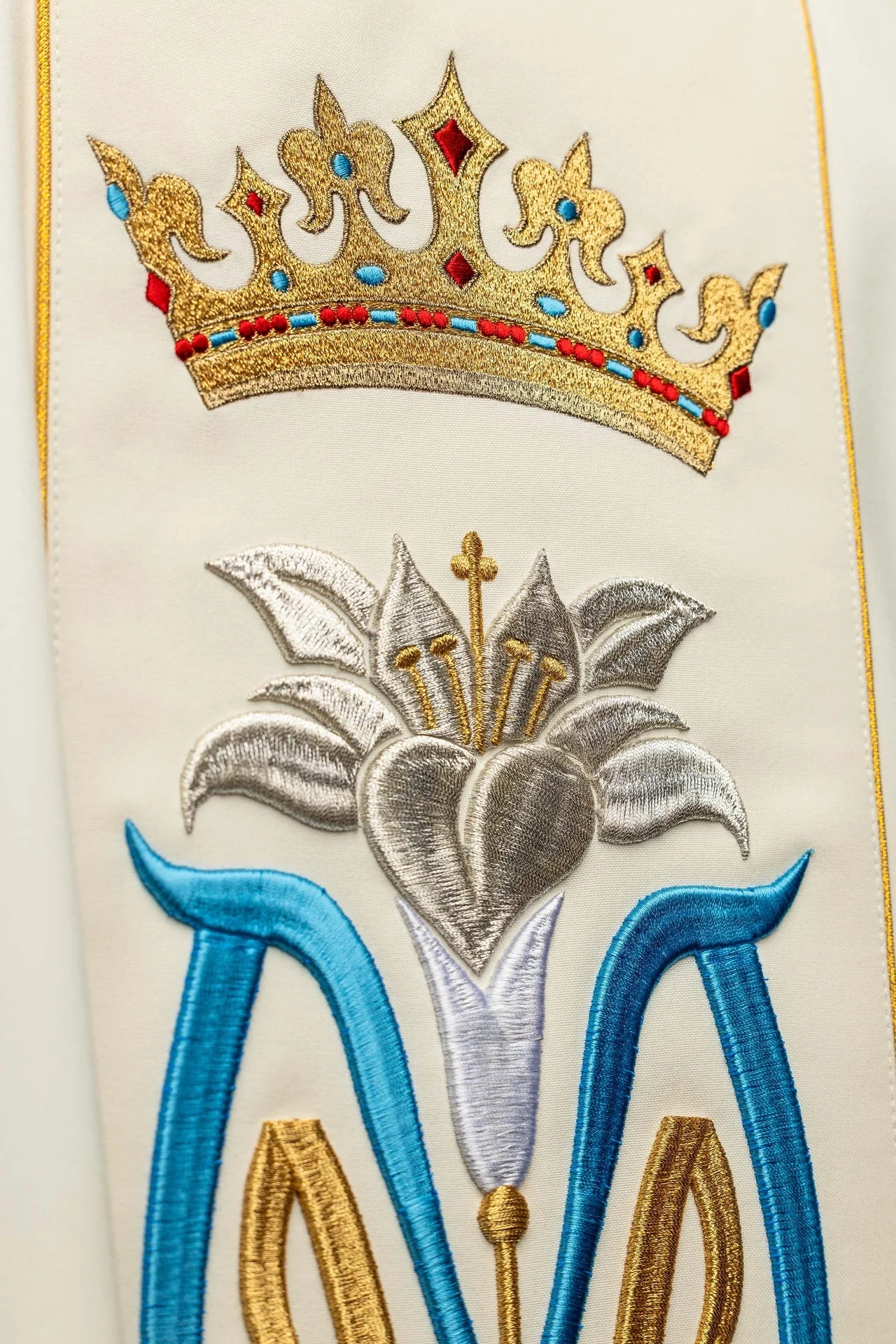 Embroidered ecru dalmatic with a Marian symbol - Image 4