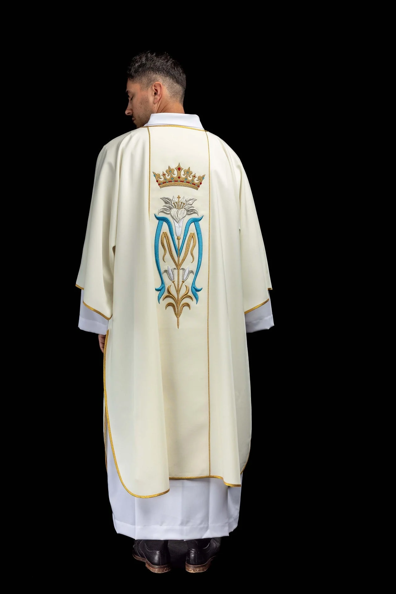 Embroidered ecru dalmatic with a Marian symbol - Image 7