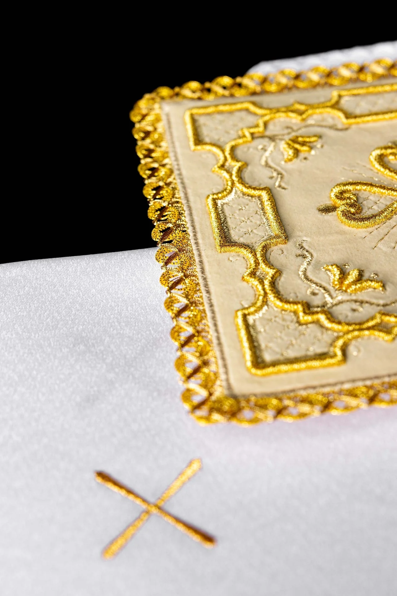 Embroidered ecru velvet Chalice Linen Set - Image 3
