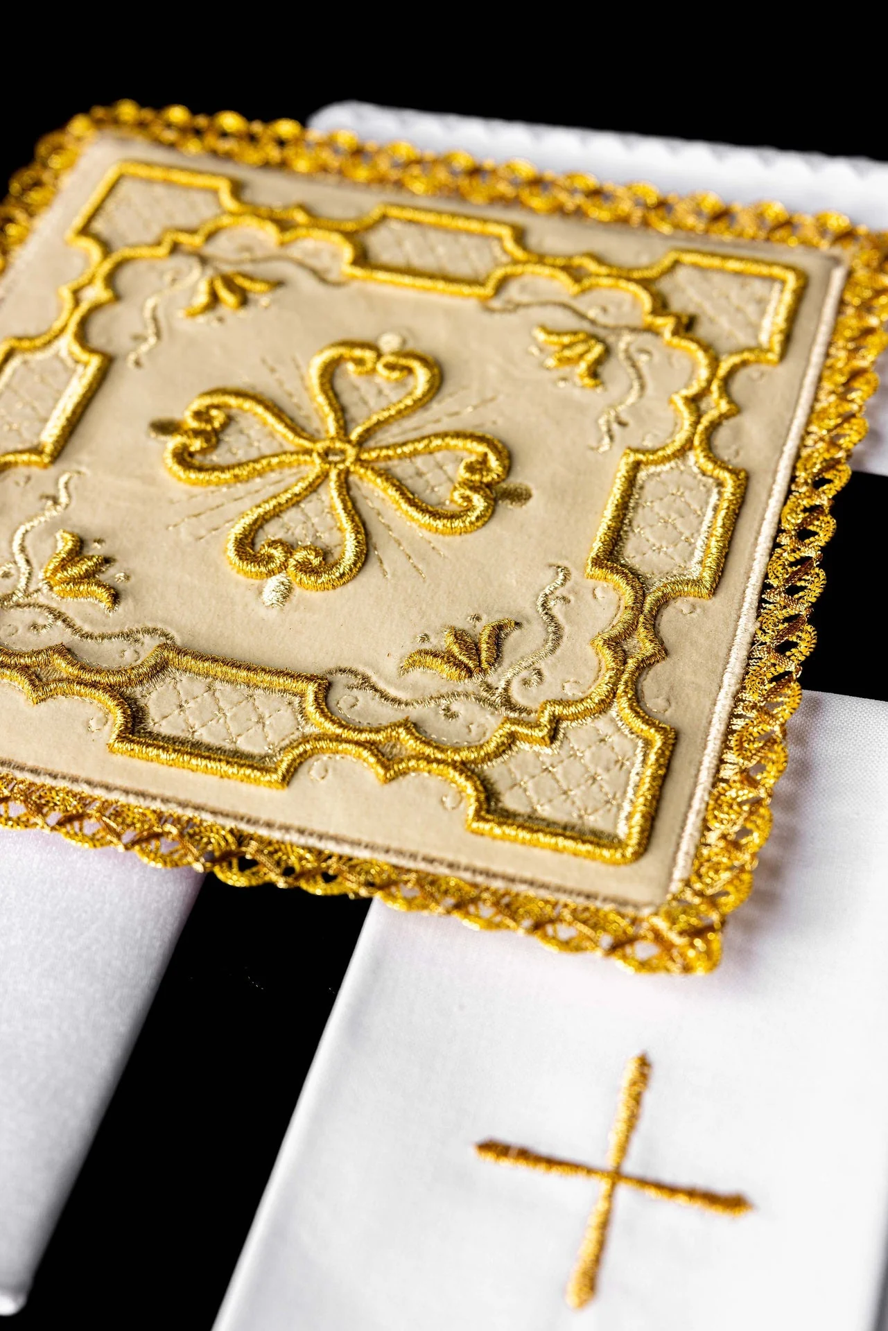 Embroidered ecru velvet Chalice Linen Set - Image 4