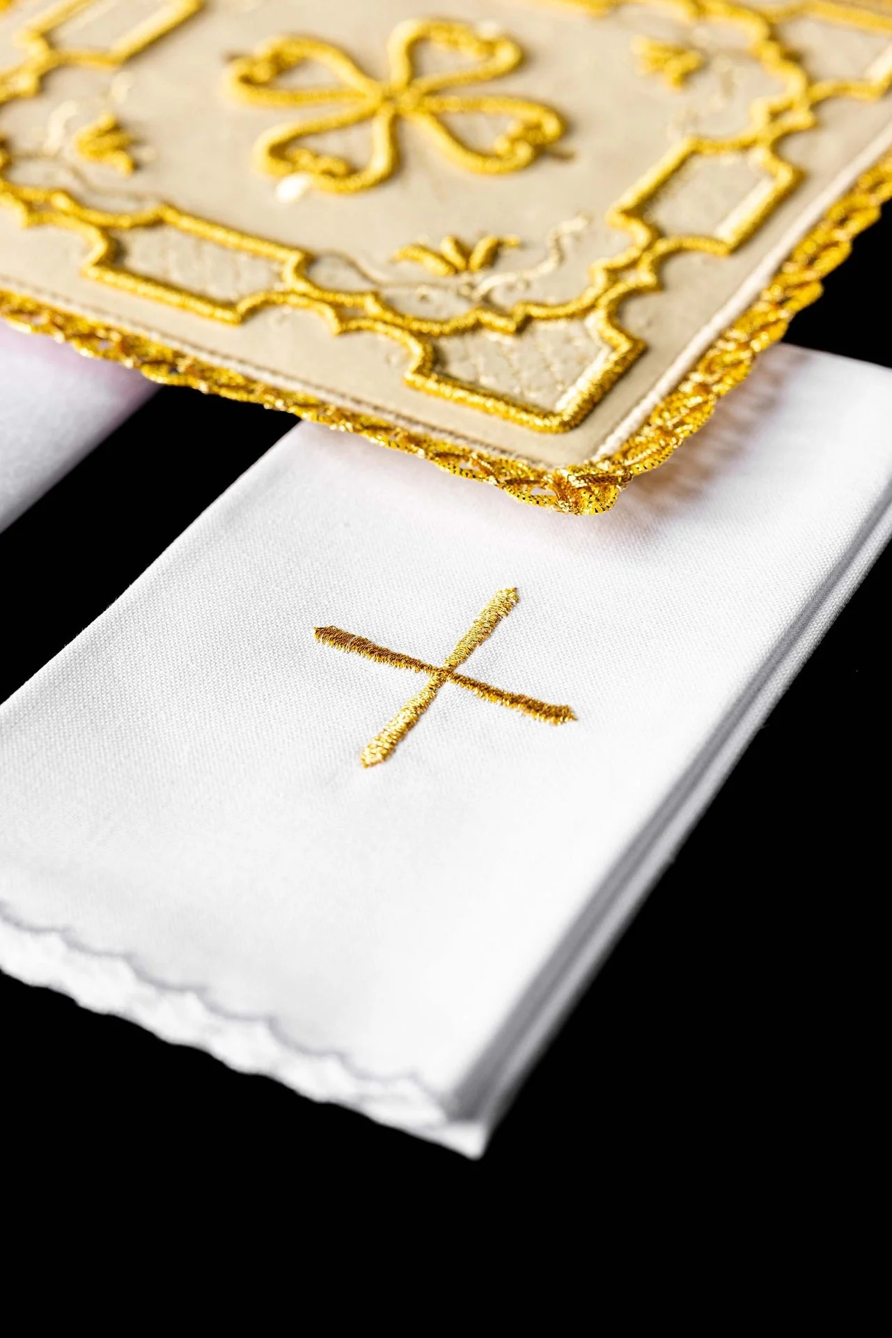 Embroidered ecru velvet Chalice Linen Set - Image 5