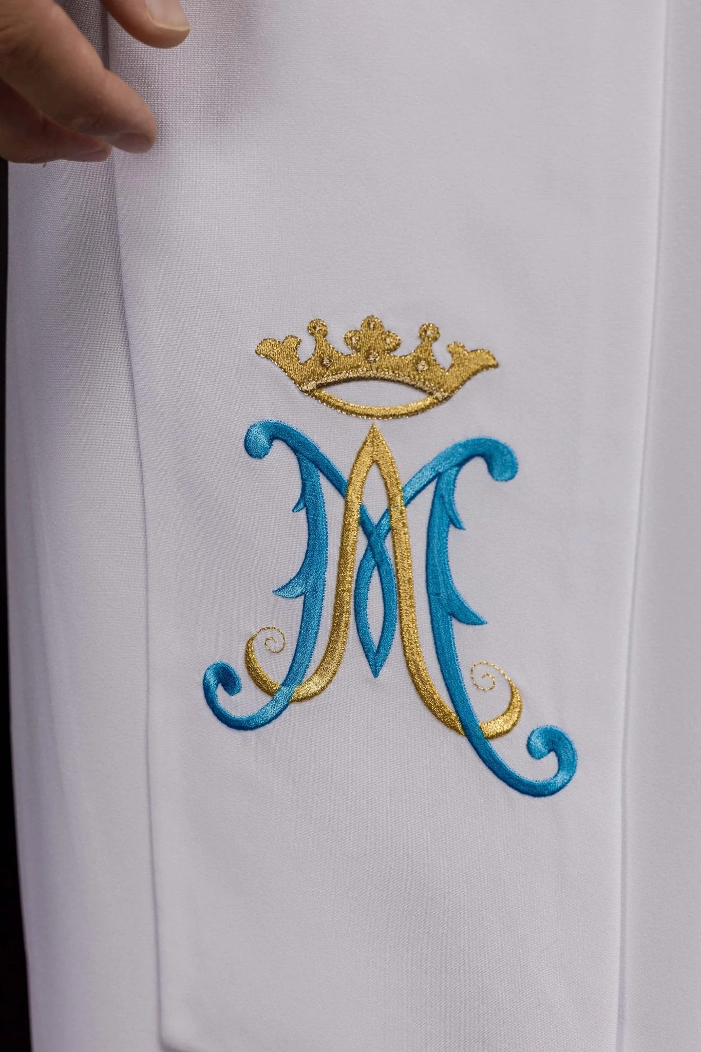 Embroidered Marian priestly stole in white - Image 3