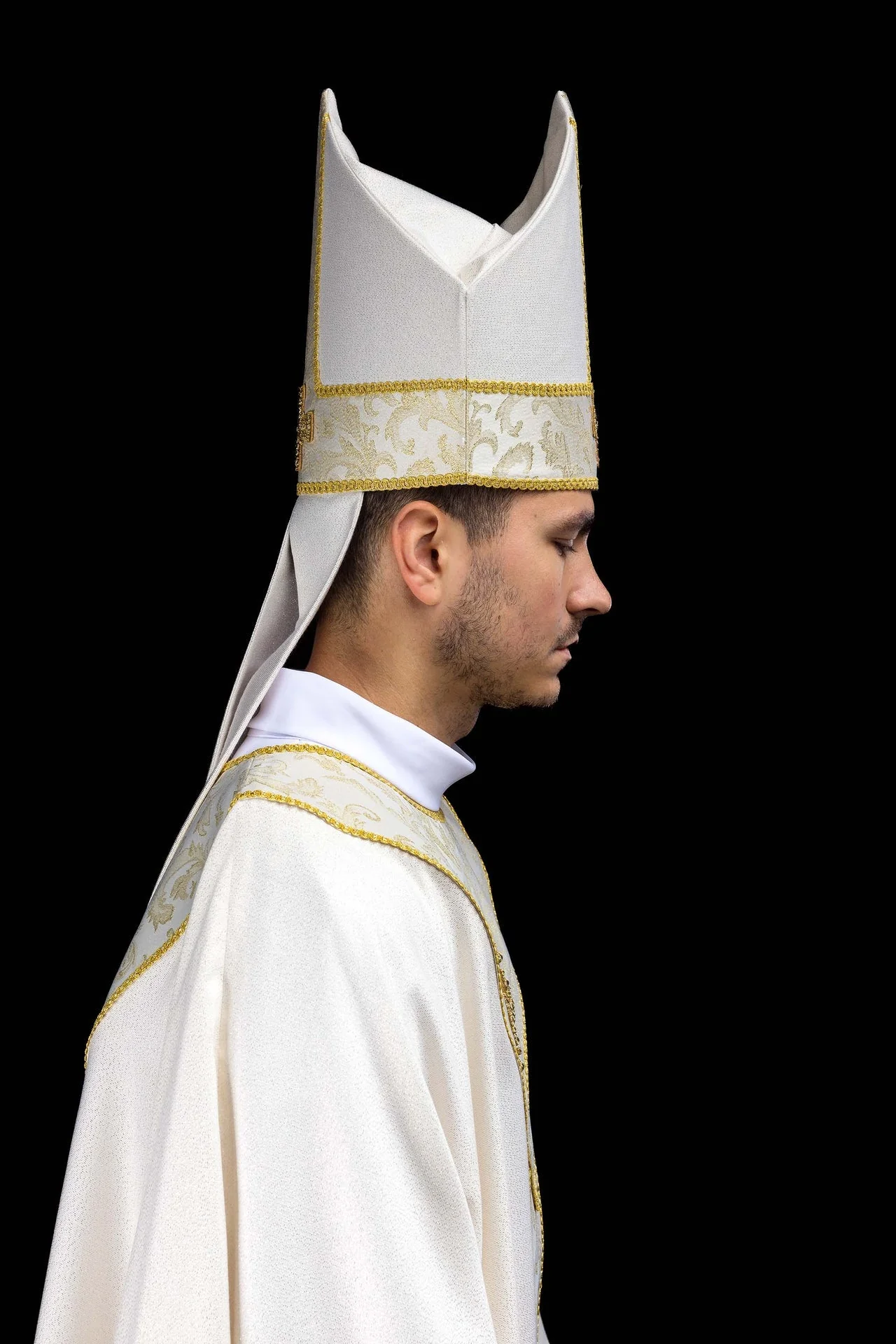 Embroidered Mitre with Cross Adorned with Ecru Jacquard Fabric - Image 5