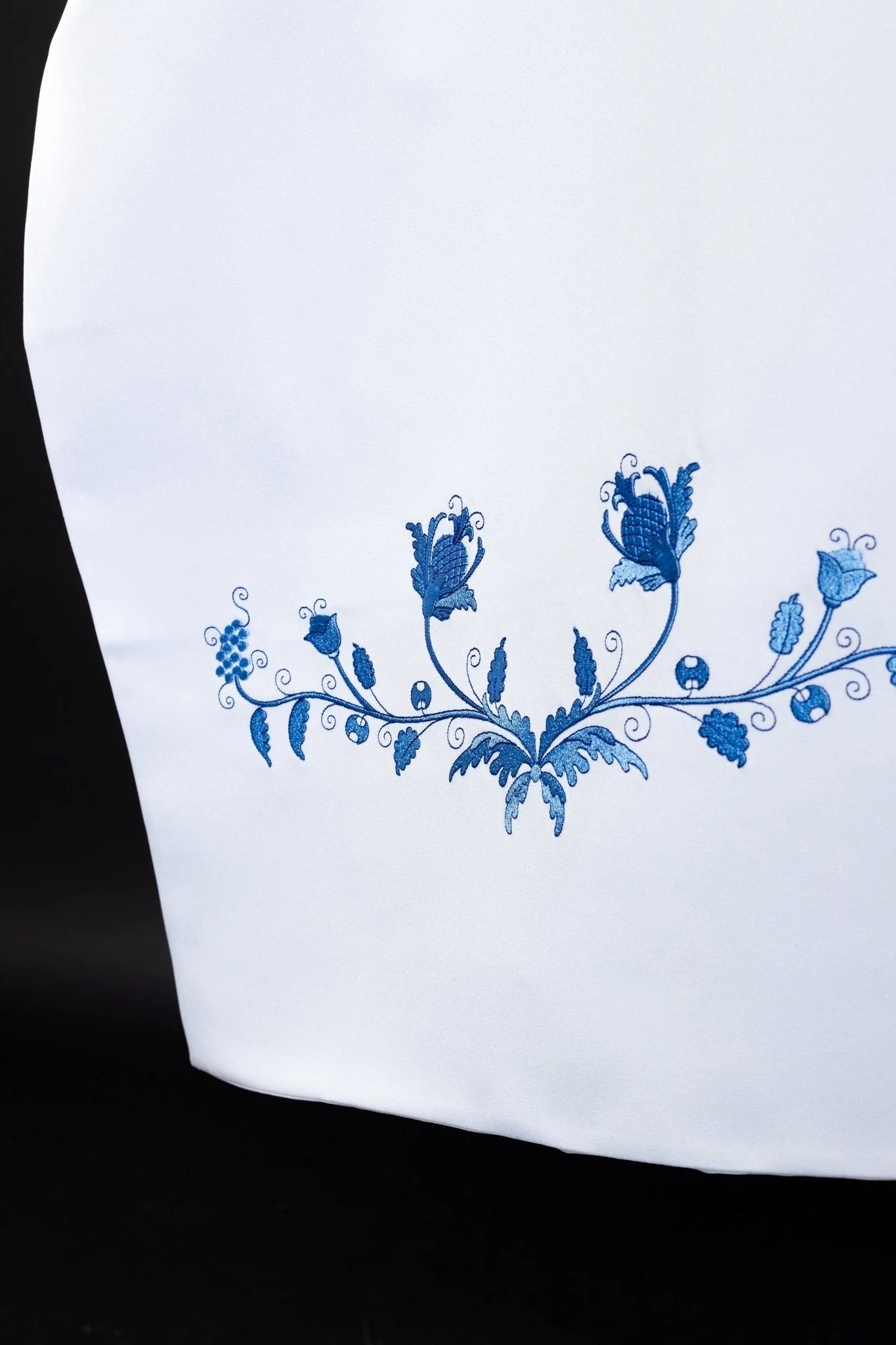 Embroidered veil with a Marian motif in white color - Image 2