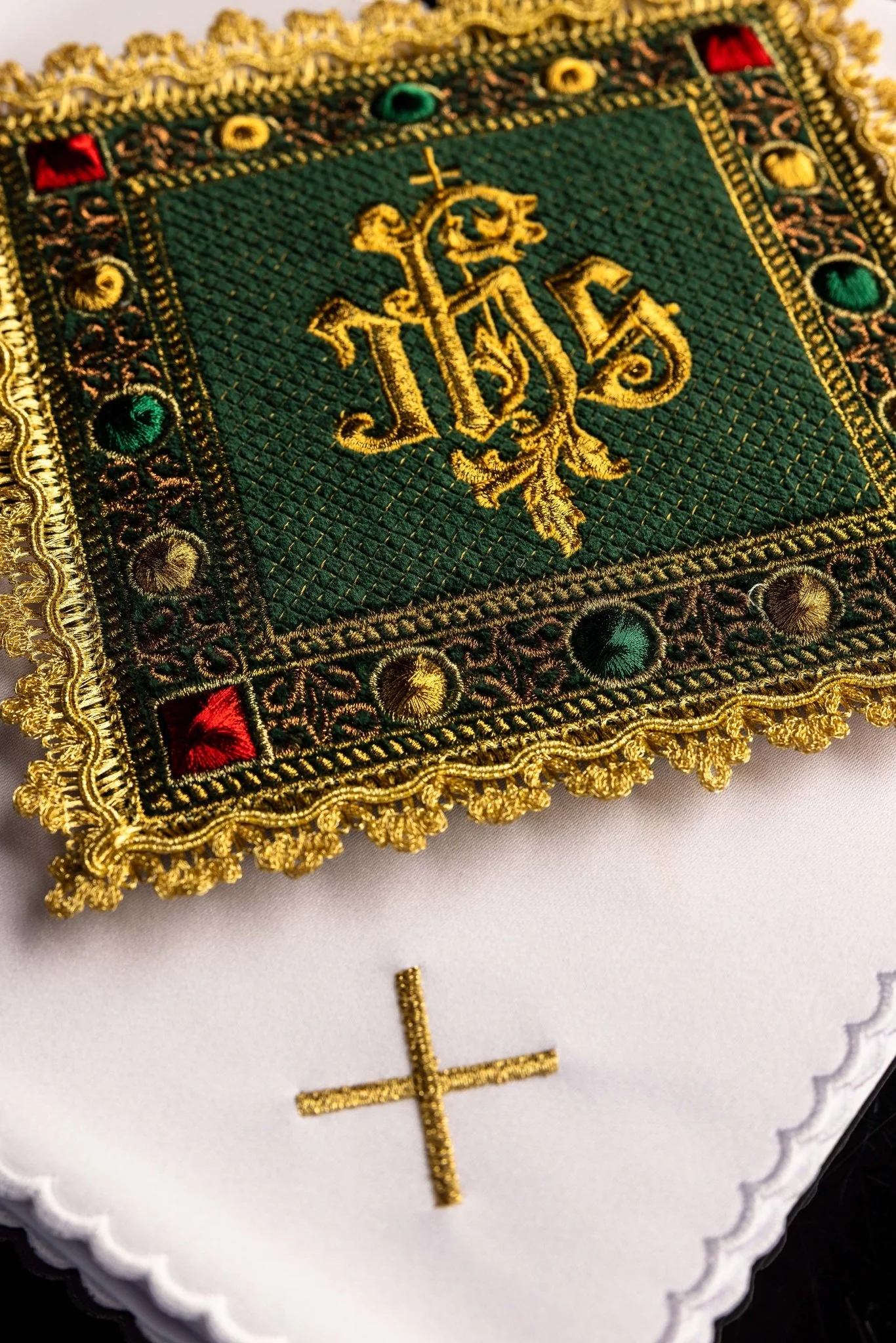 A velvet chalice set in green color with an embroidered IHS symbol - Image 2