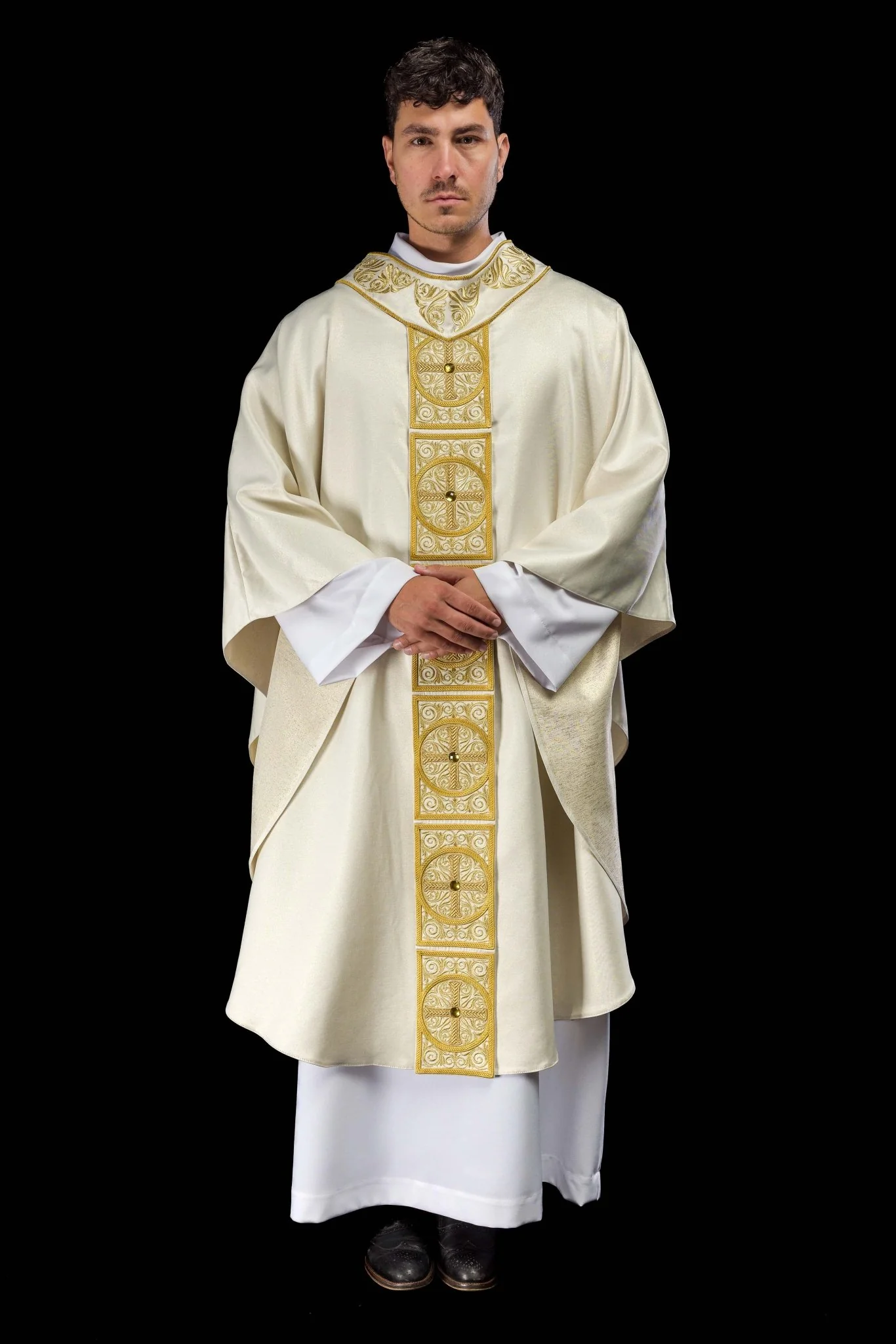 Gold Chasuble richly embroidered and decorated with ecru stones - Image 2