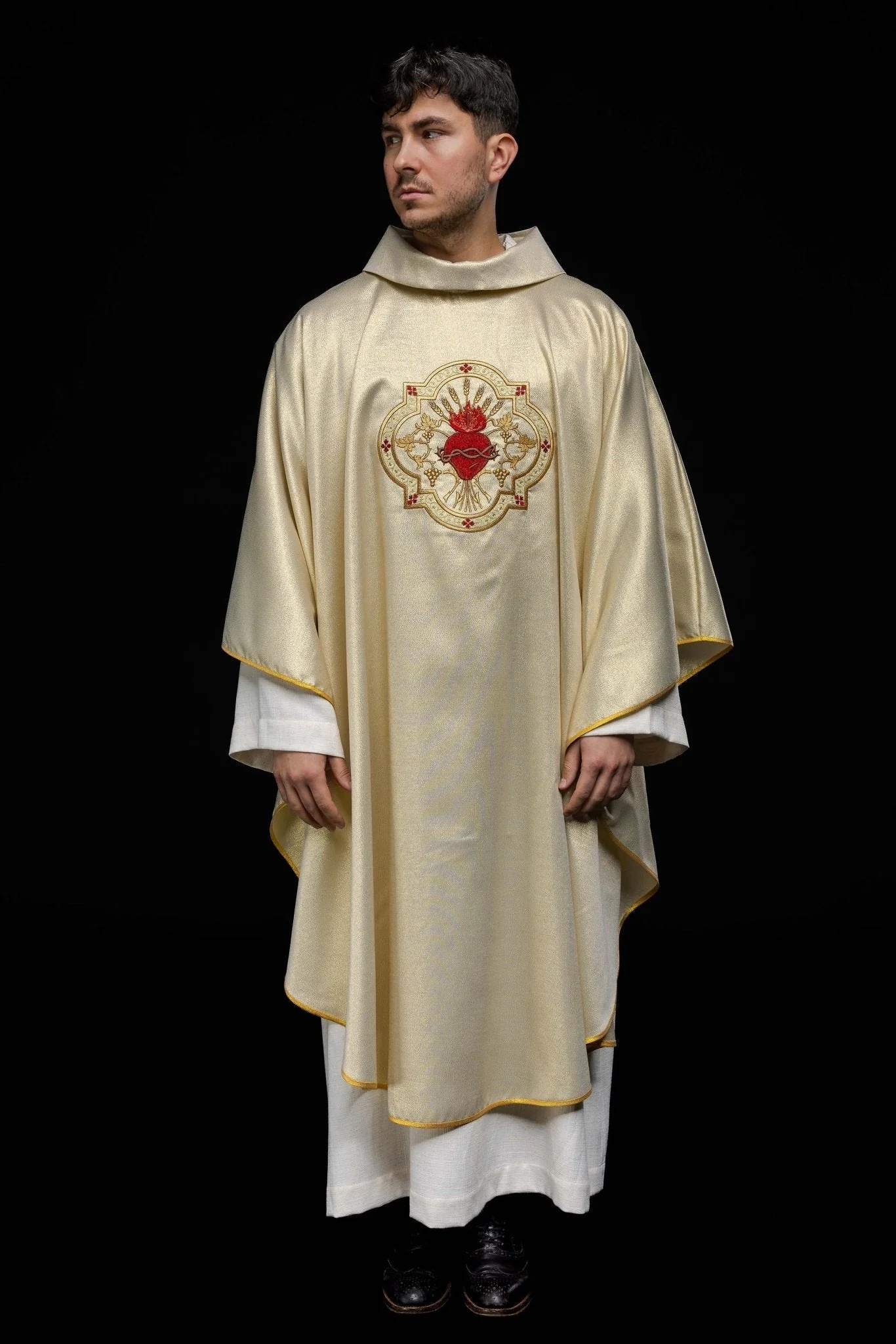 Golden chasuble embroidered with motif of the Sacred Heart of Jesus and Chalice - Image 2