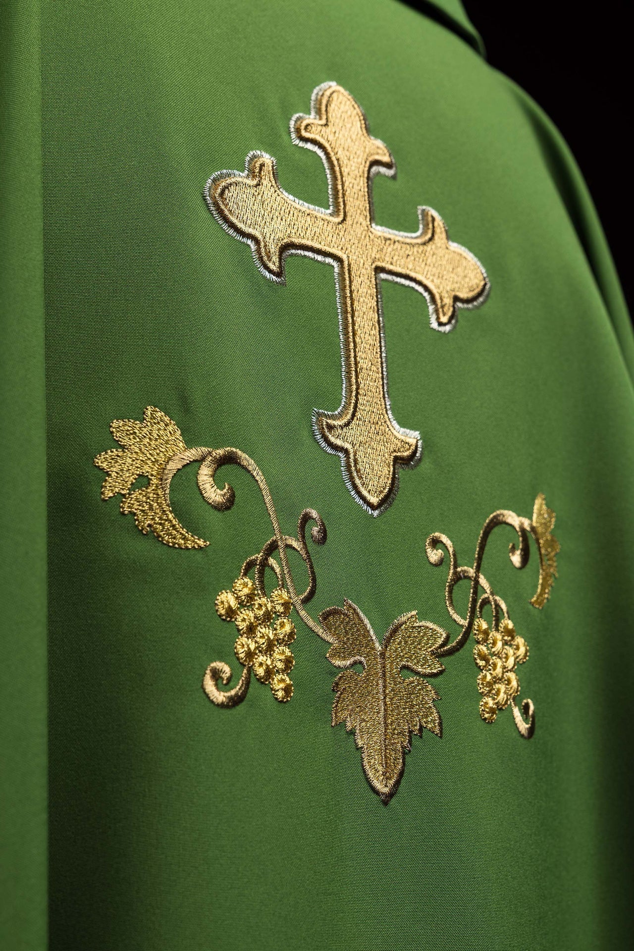 Green chasuble embroidered with a cross symbol and a wide collar - Image 3