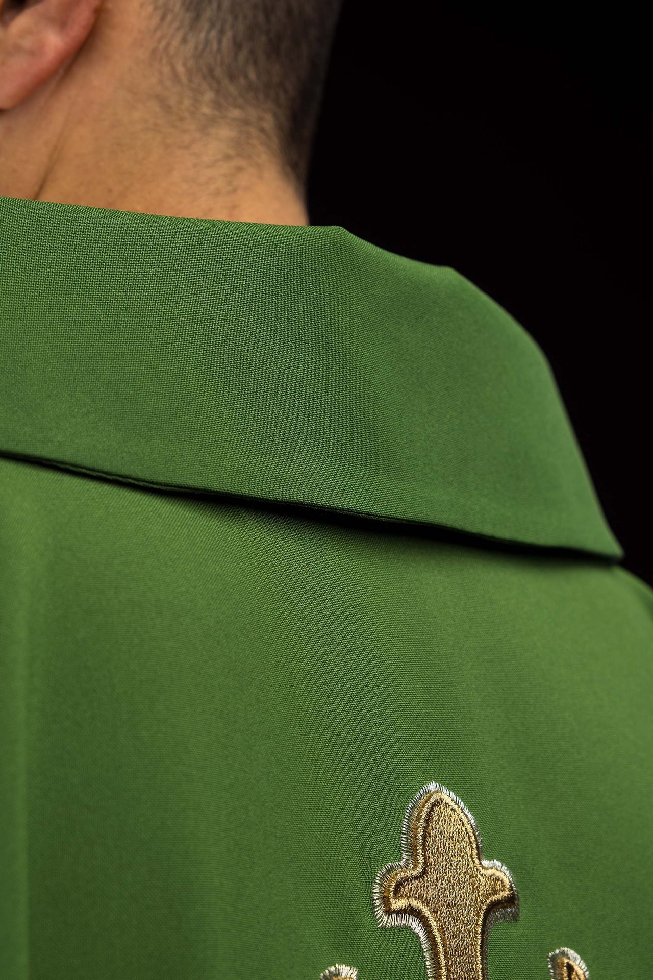 Green chasuble embroidered with a cross symbol and a wide collar - Image 6
