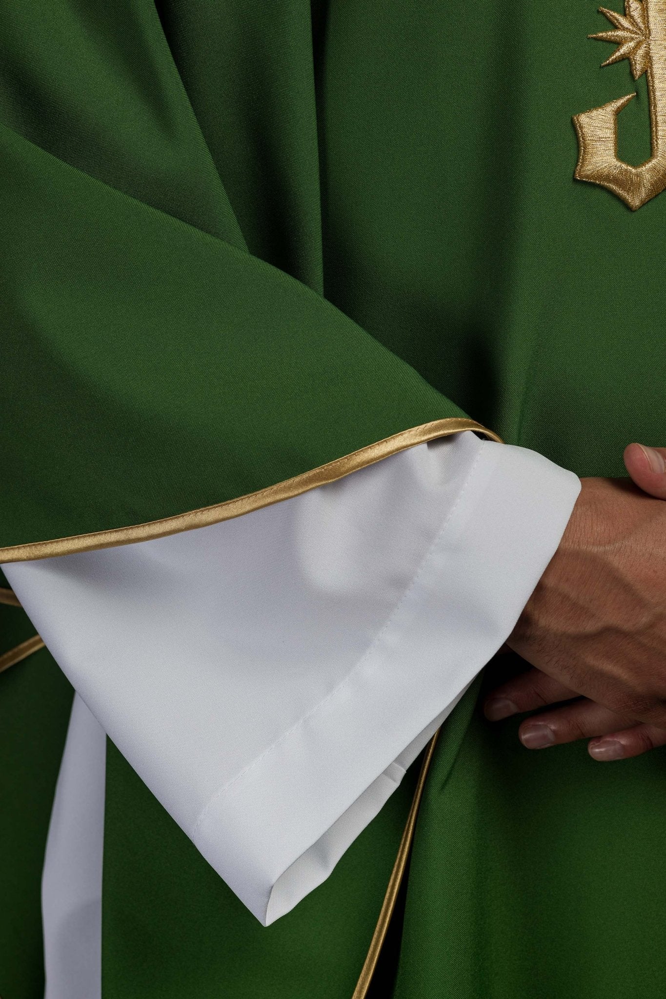 Green chasuble embroidered with IHS motif - Image 4