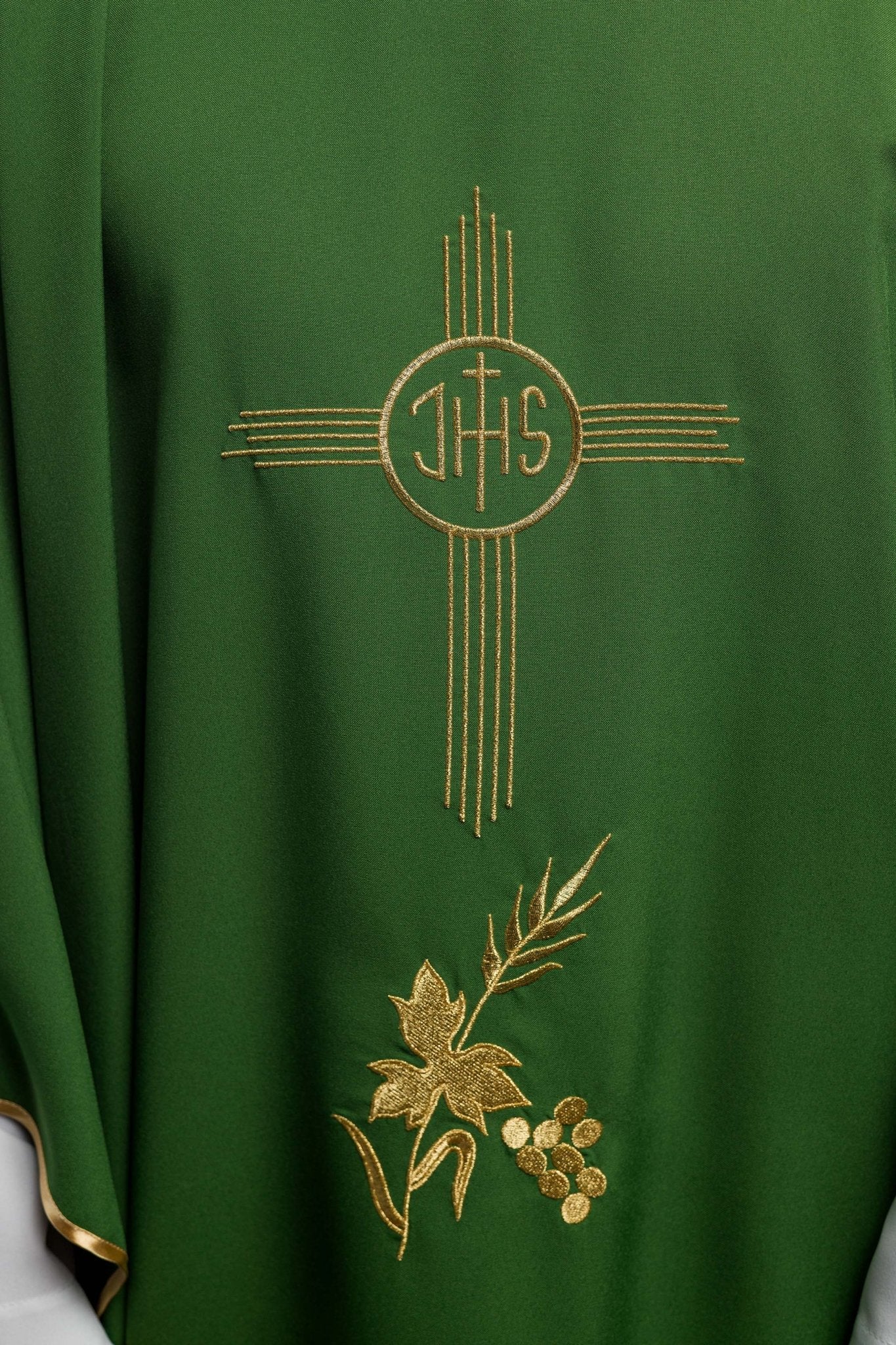 Green chasuble embroidered with IHS motif - Image 3
