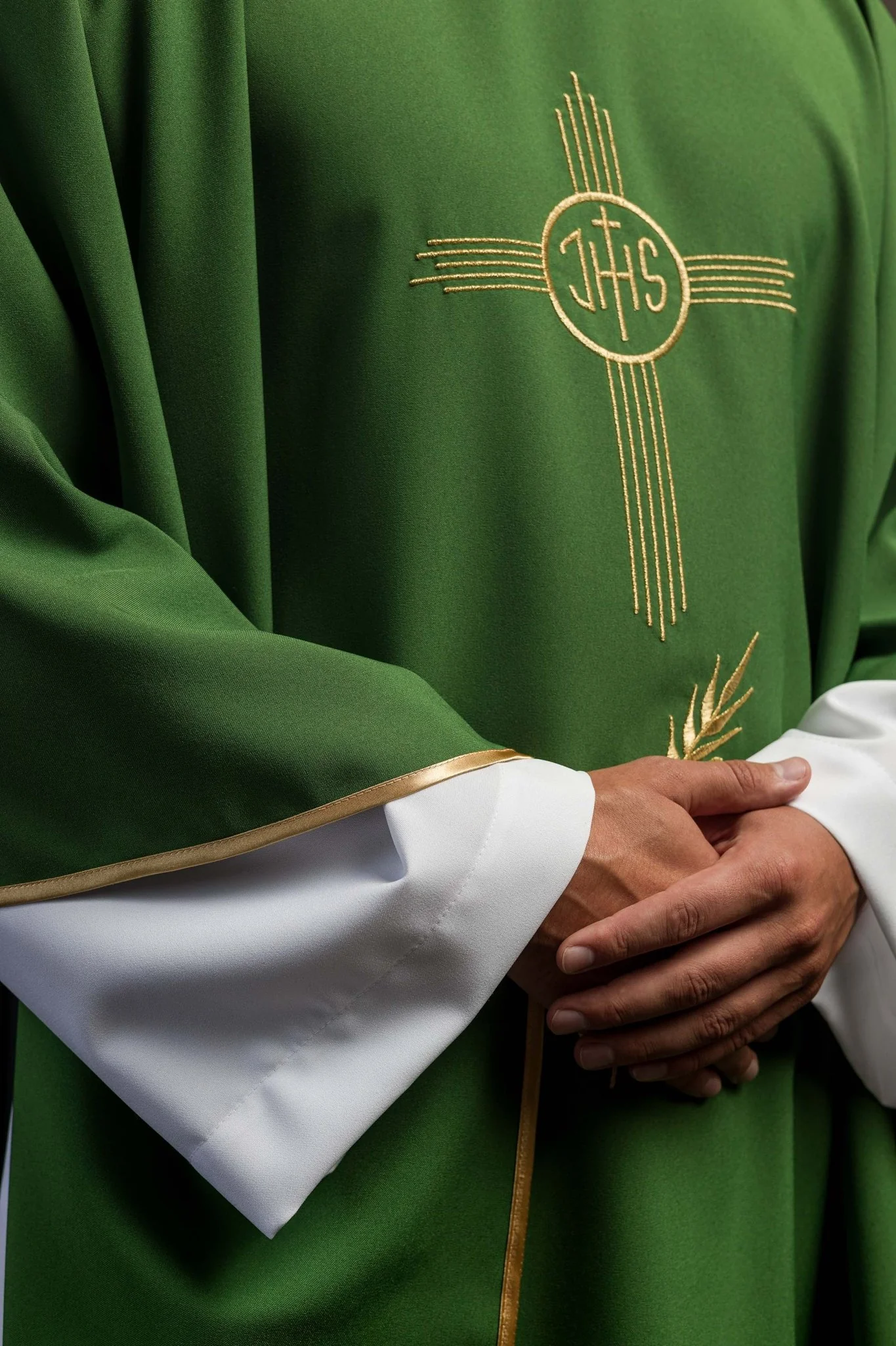 Green chasuble embroidered with IHS motif - Image 4
