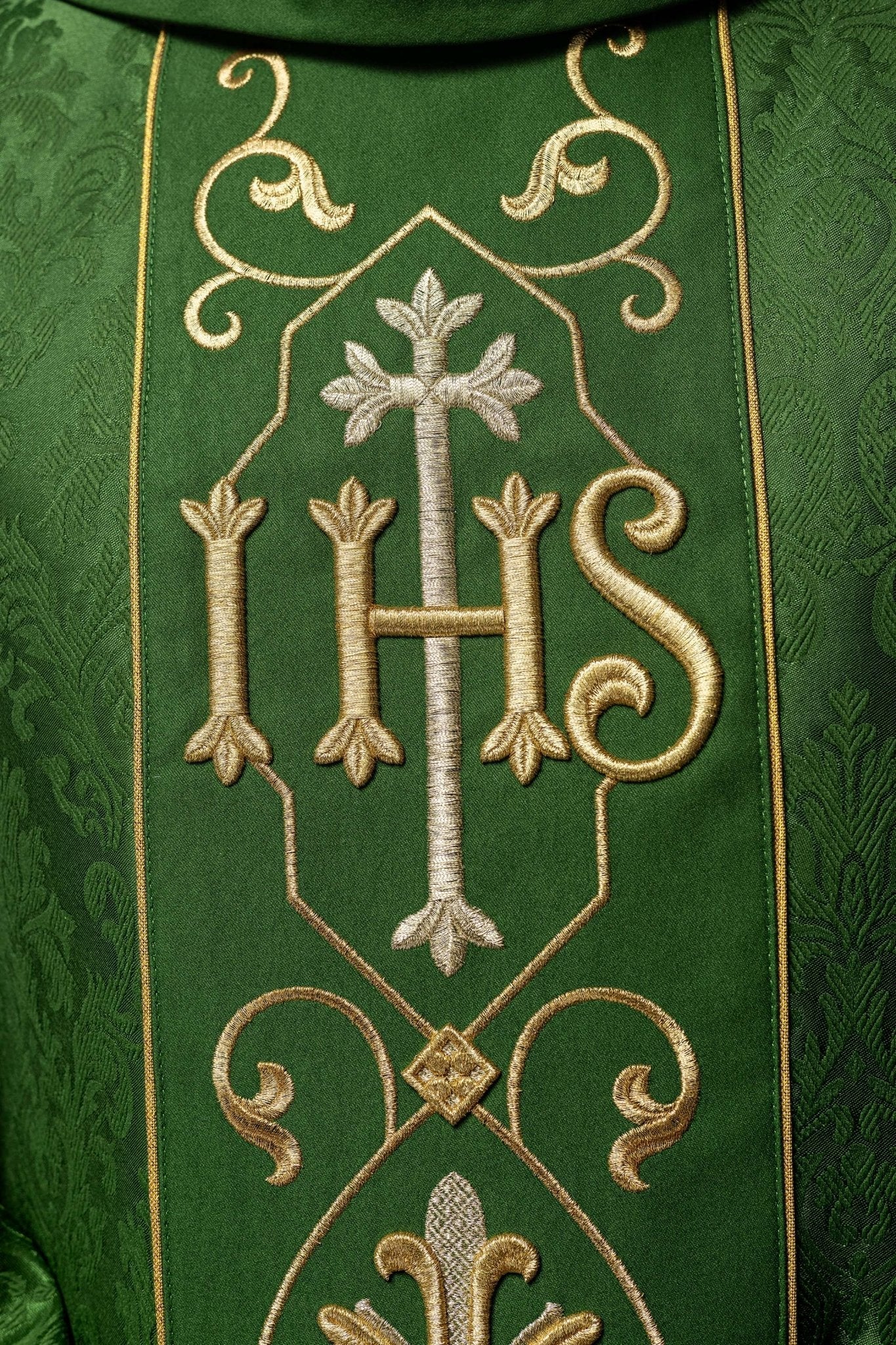 Green chasuble made of jaquard texture - Image 3