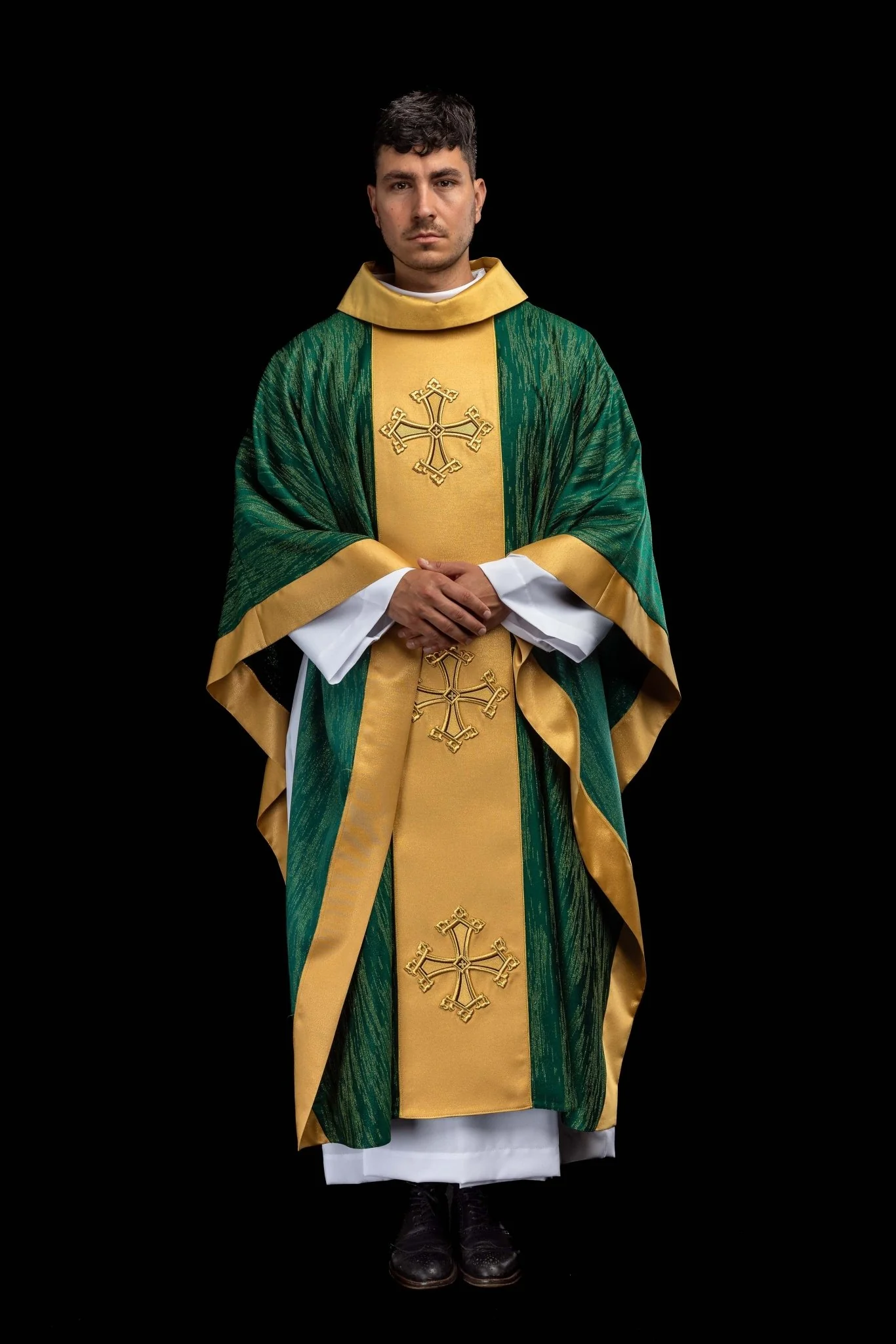 Green chasuble with an embroidered cross motif featuring a panel on decorative fabric - Image 8