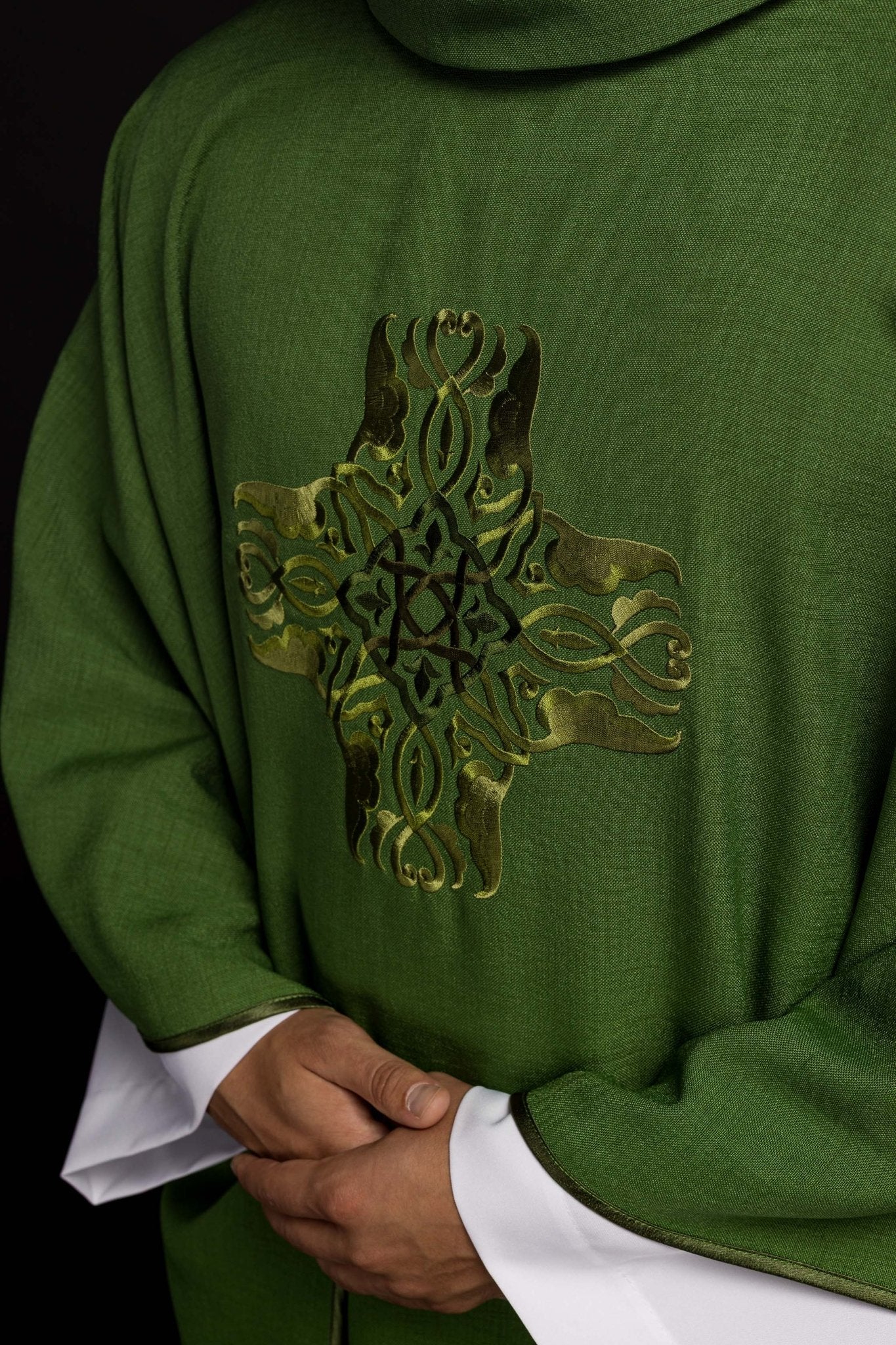Green chasuble with Cross embroidery - Image 3