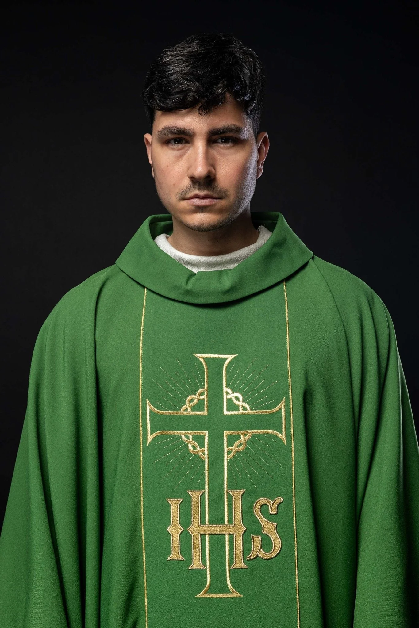 Green chasuble with cross symbol and grapes - Image 2