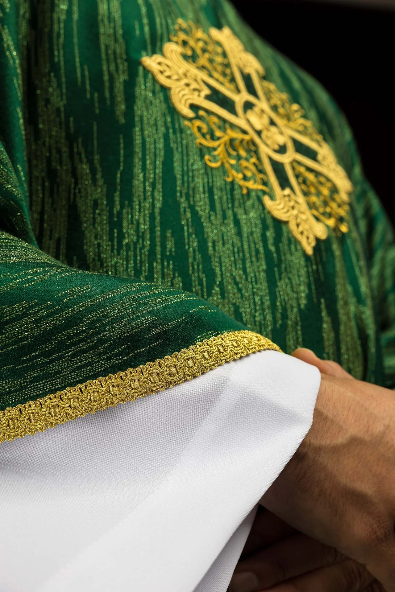 Green chasuble with embroidered cross motif on decorative fabric - Image 4