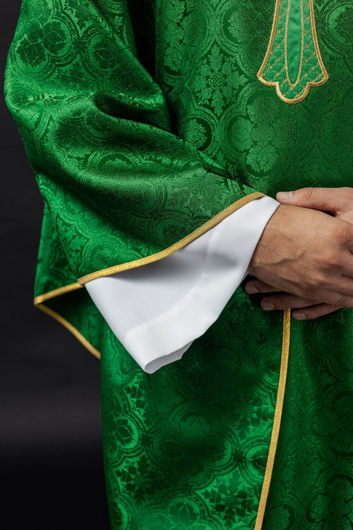 Green chasuble with gold cross - Image 4