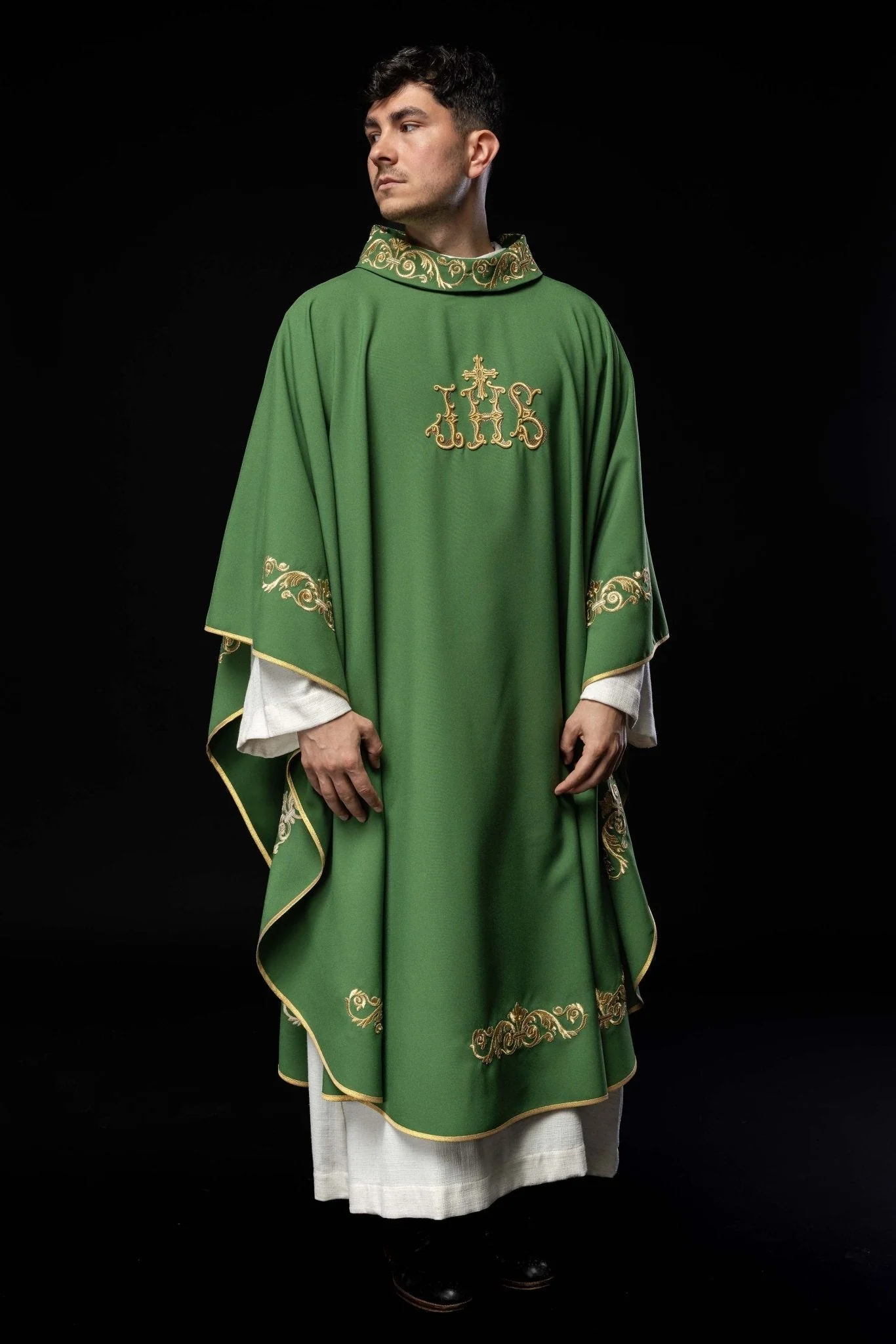 Green chasuble with IHS embroidery - Image 10