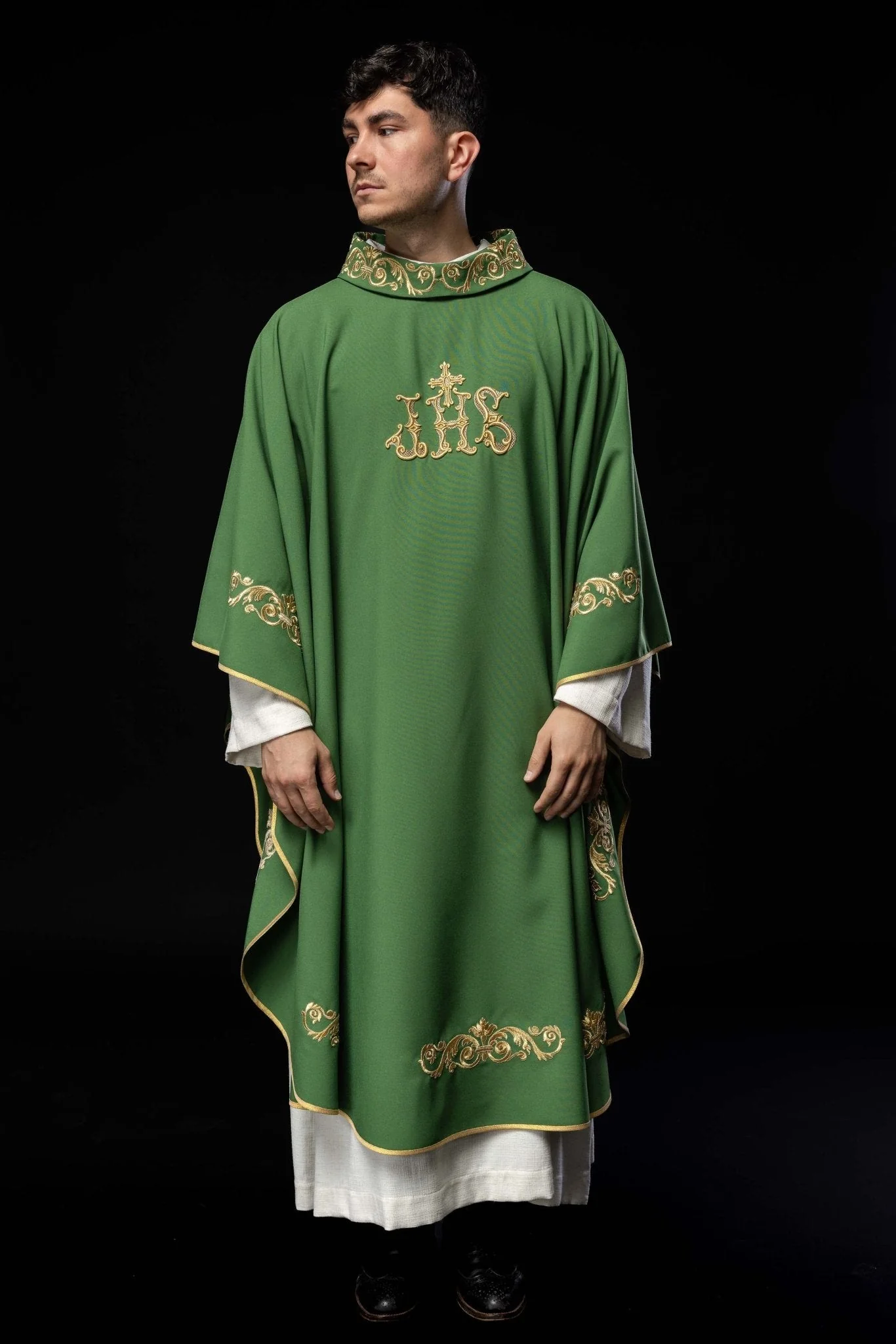 Green chasuble with IHS embroidery - Image 2