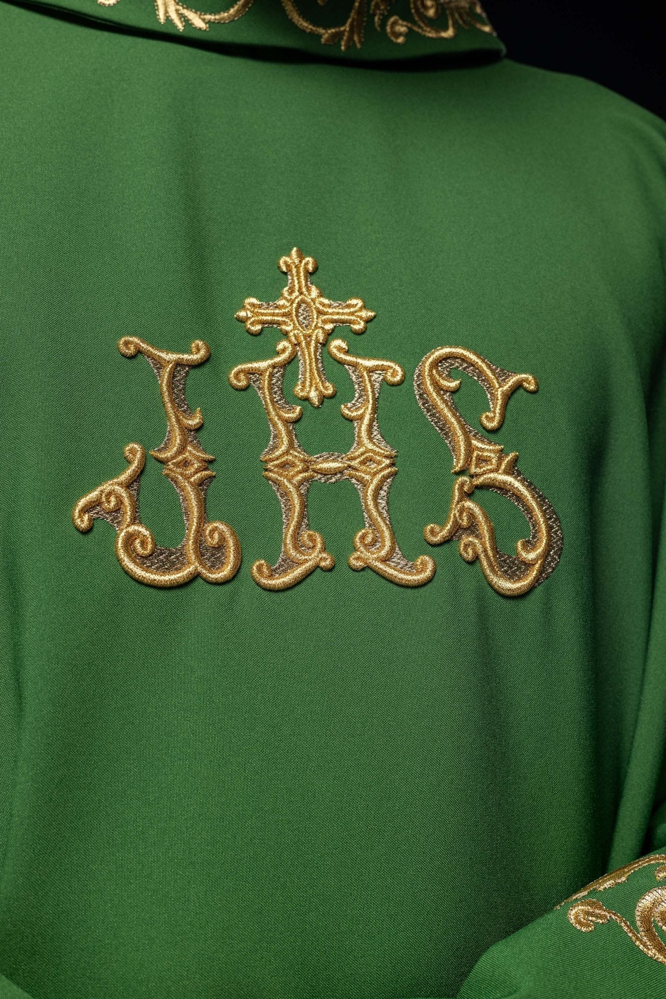 Green chasuble with IHS embroidery - Image 3