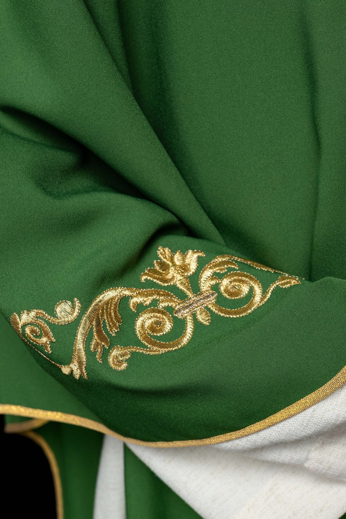 Green chasuble with IHS embroidery - Image 4