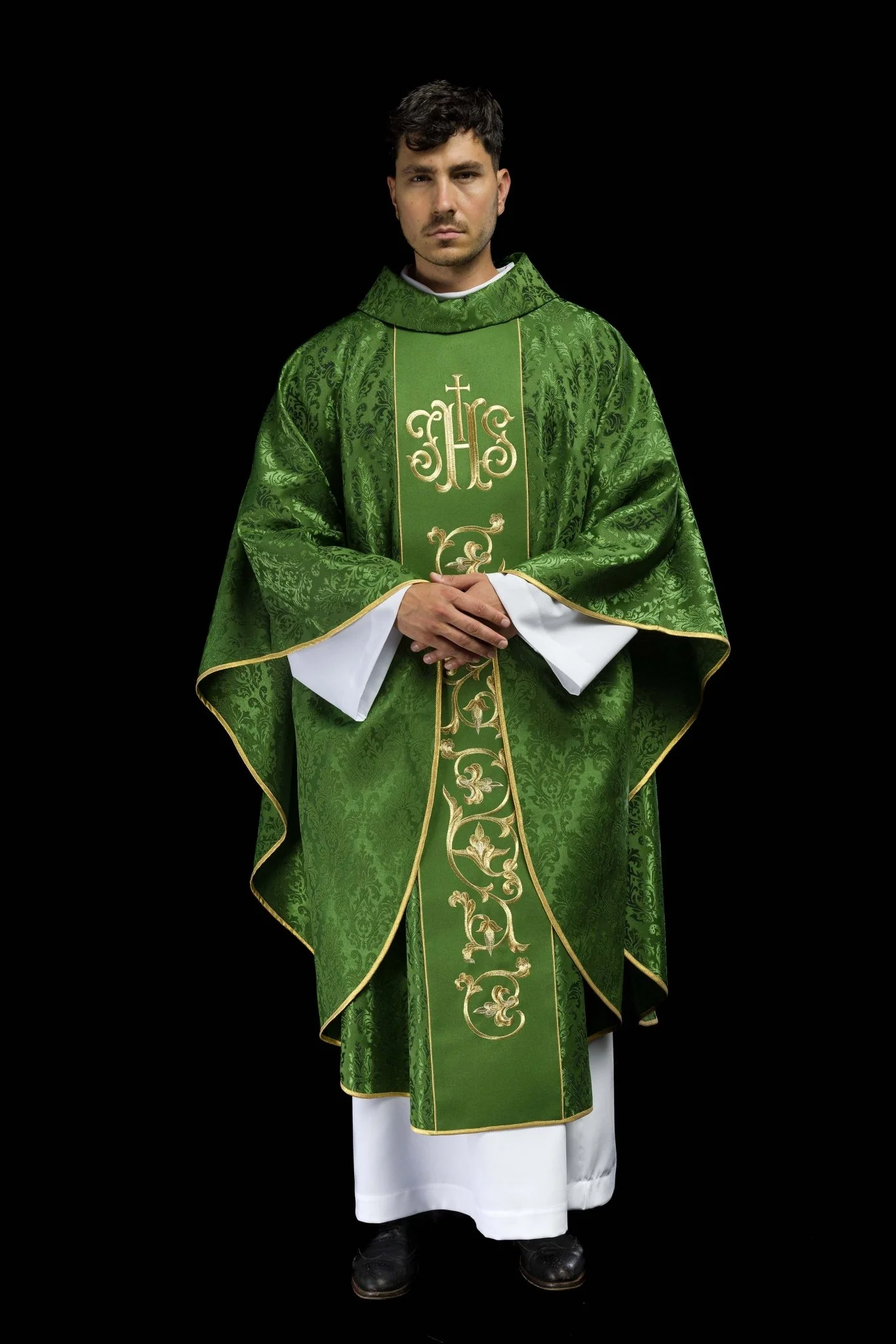 Green chasuble with JHS motif made of decorative texture - Image 2