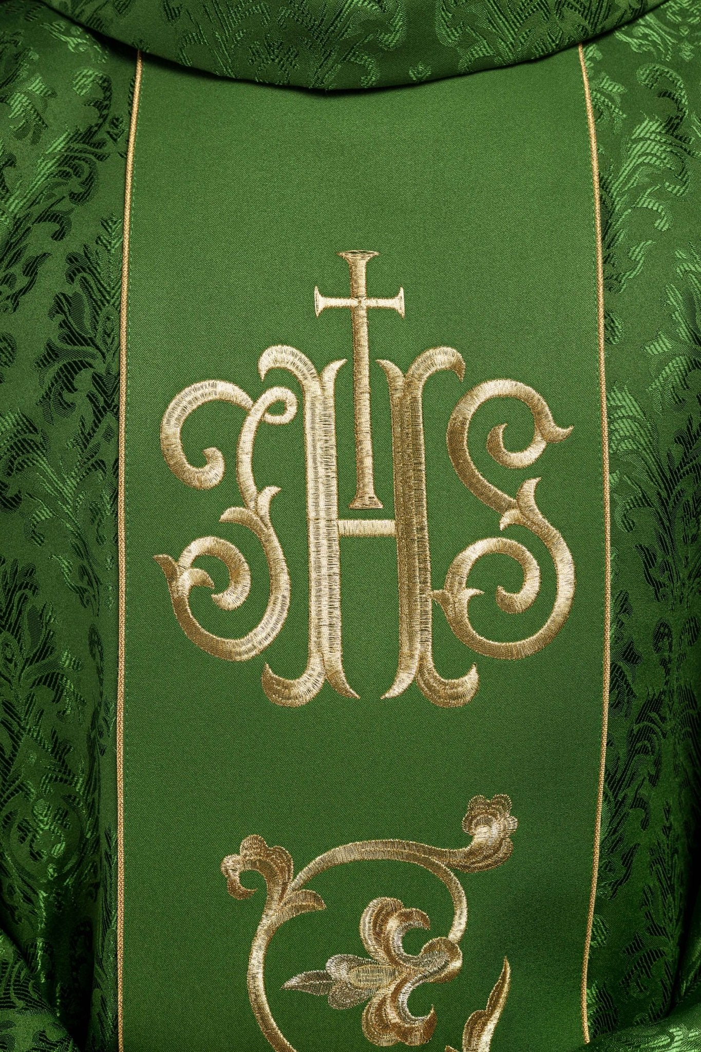 Green chasuble with JHS motif made of decorative texture - Image 3